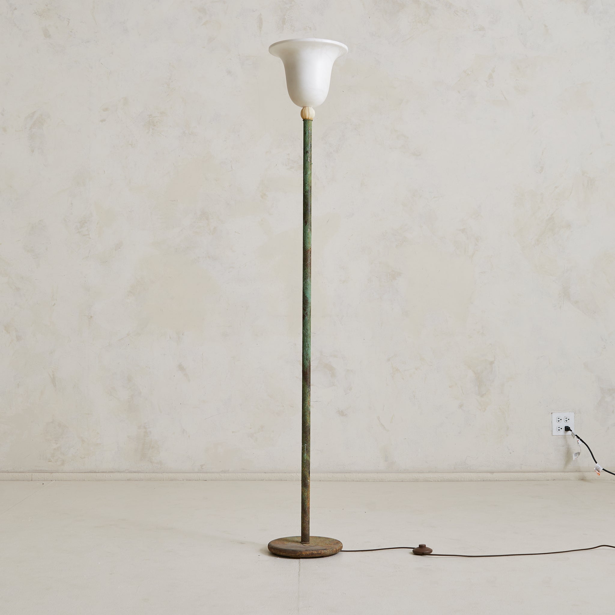 Lampadaire italien en vert-de-gris avec abat-jour en verre, années 1940 en vente