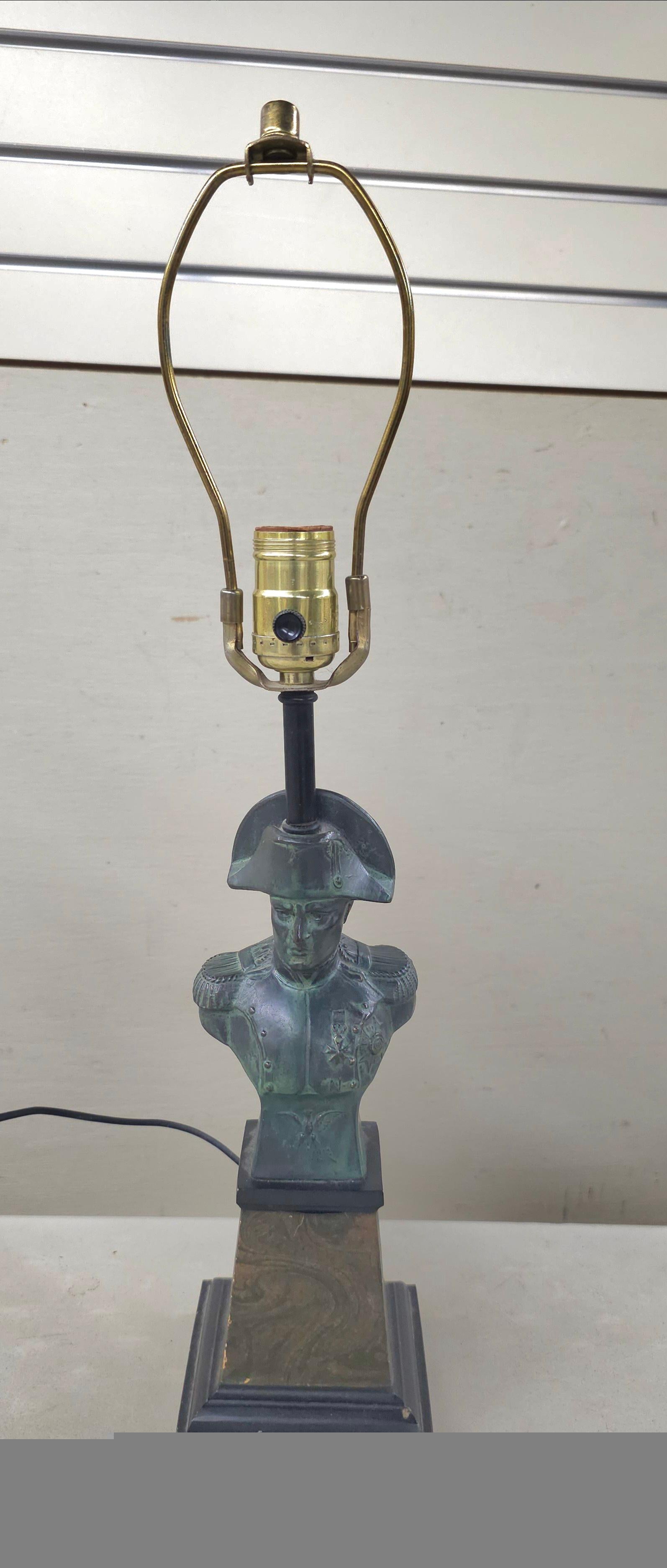 Patinierte Grünspan-Metallbüste von König Napoleon von Frankreich aus der Mitte des Jahrhunderts, montiert als Lampe.
Messen Sie 4,5