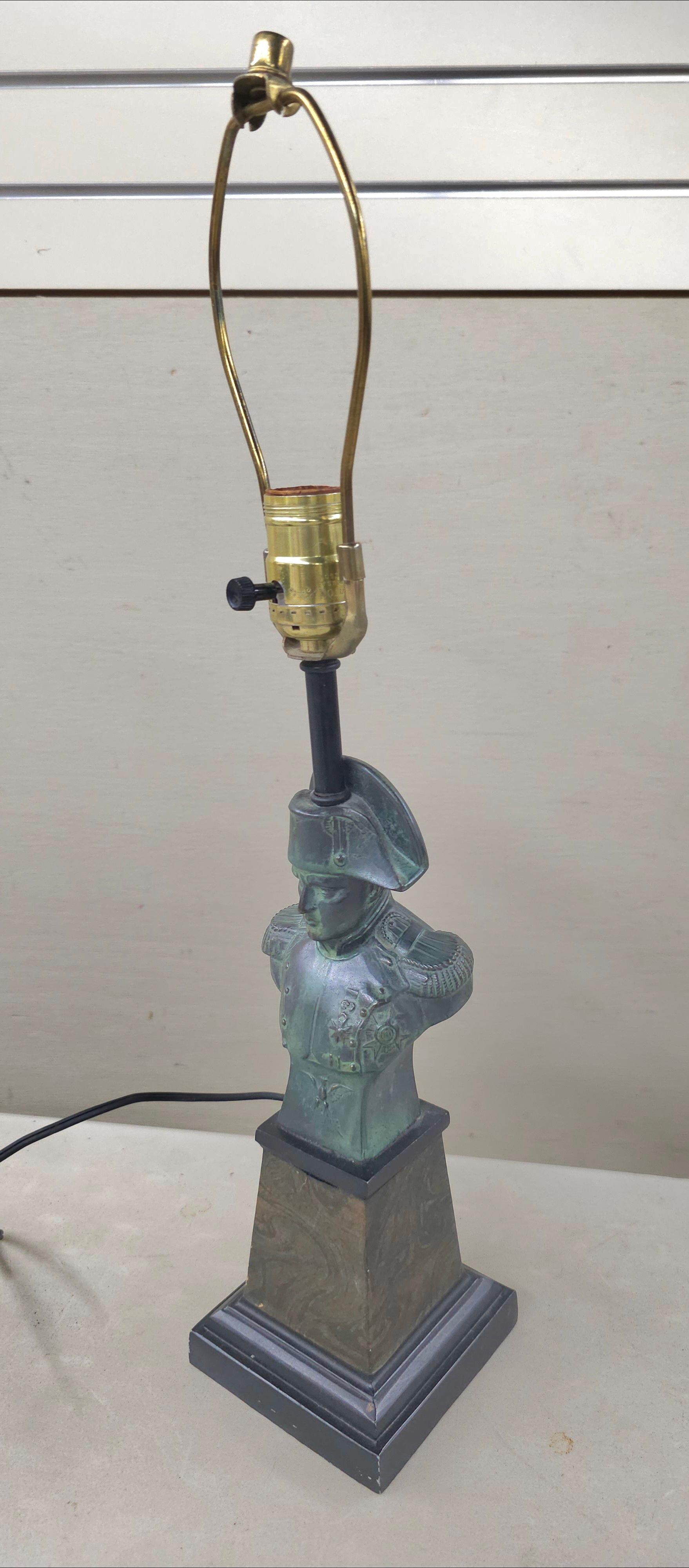 Italienische Verdigris-Metallbüste-Skulptur von Napoleon aus Metall, montiert als Lampe (Unbekannt) im Angebot