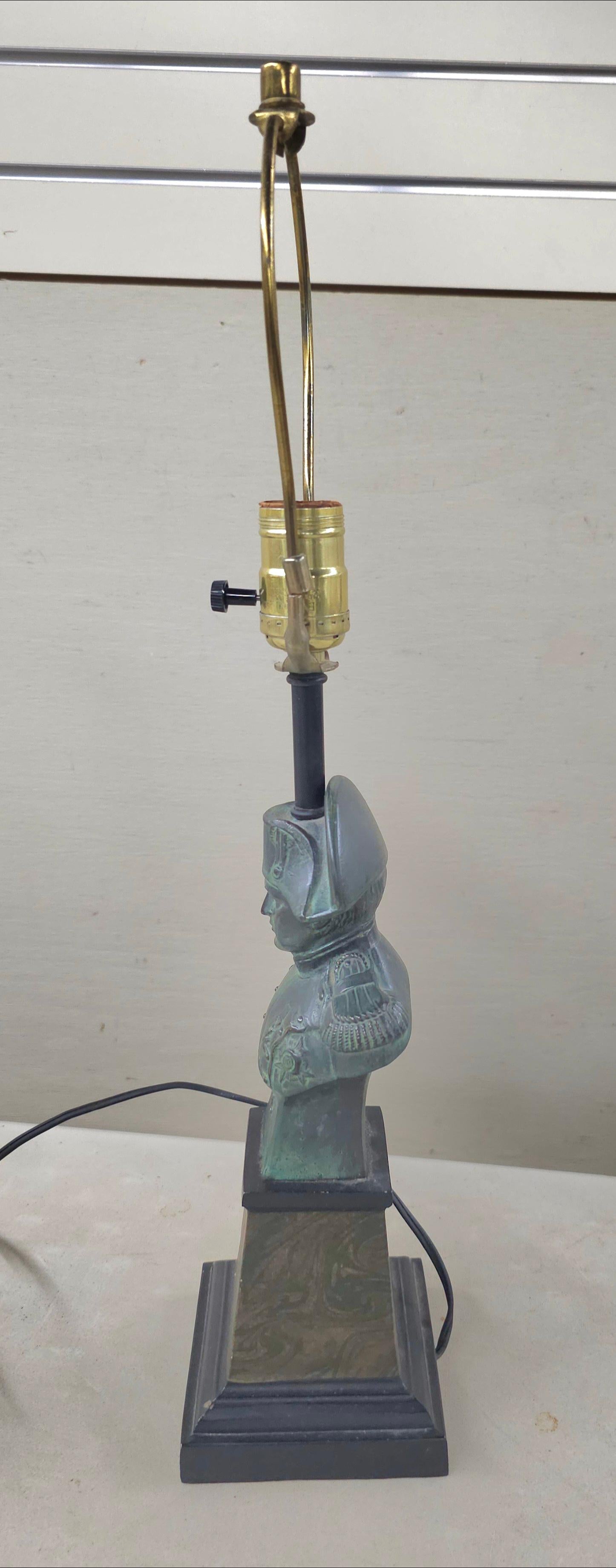 Italienische Verdigris-Metallbüste-Skulptur von Napoleon aus Metall, montiert als Lampe (20. Jahrhundert) im Angebot