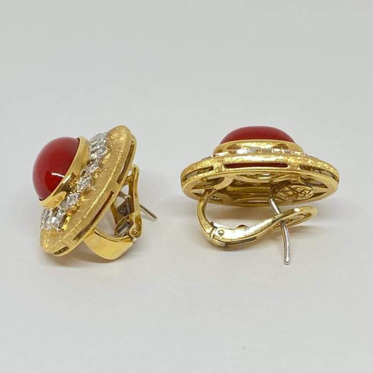 Italienische Omega-Ohrringe aus roter Koralle mit Vergano-Cabochon und Diamant 18KY (Ovalschliff) im Angebot