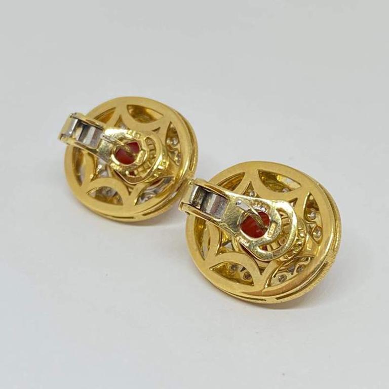 Italienische Omega-Ohrringe aus roter Koralle mit Vergano-Cabochon und Diamant 18KY im Zustand „Neu“ im Angebot in Carmel-by-the-Sea, CA