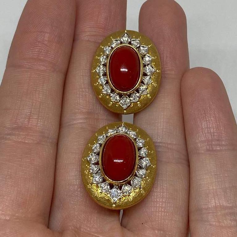 Italienische Omega-Ohrringe aus roter Koralle mit Vergano-Cabochon und Diamant 18KY Damen im Angebot