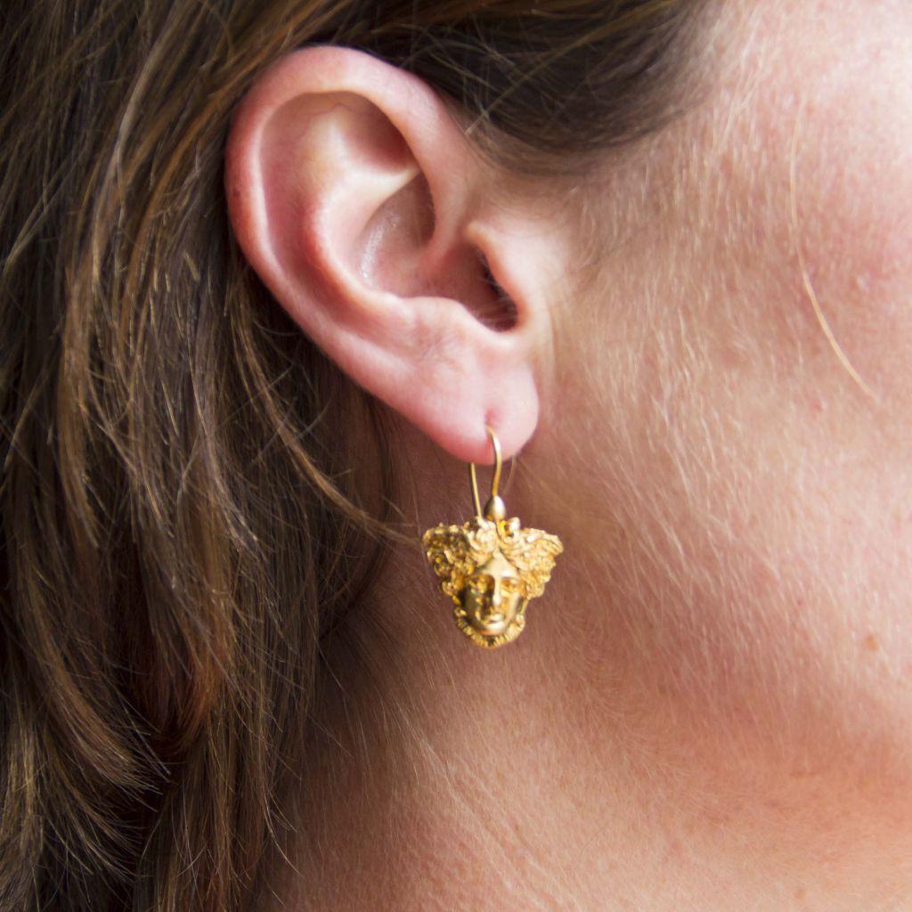 For pierced ears.
Pair of modern silver and yellow gold earrings.
Fancy lever- back type earrings, each of which is set with a chiseled, worked and openwork decoration representing a Venetian mask.
The clasp of this new jewel in vermeil is a swan