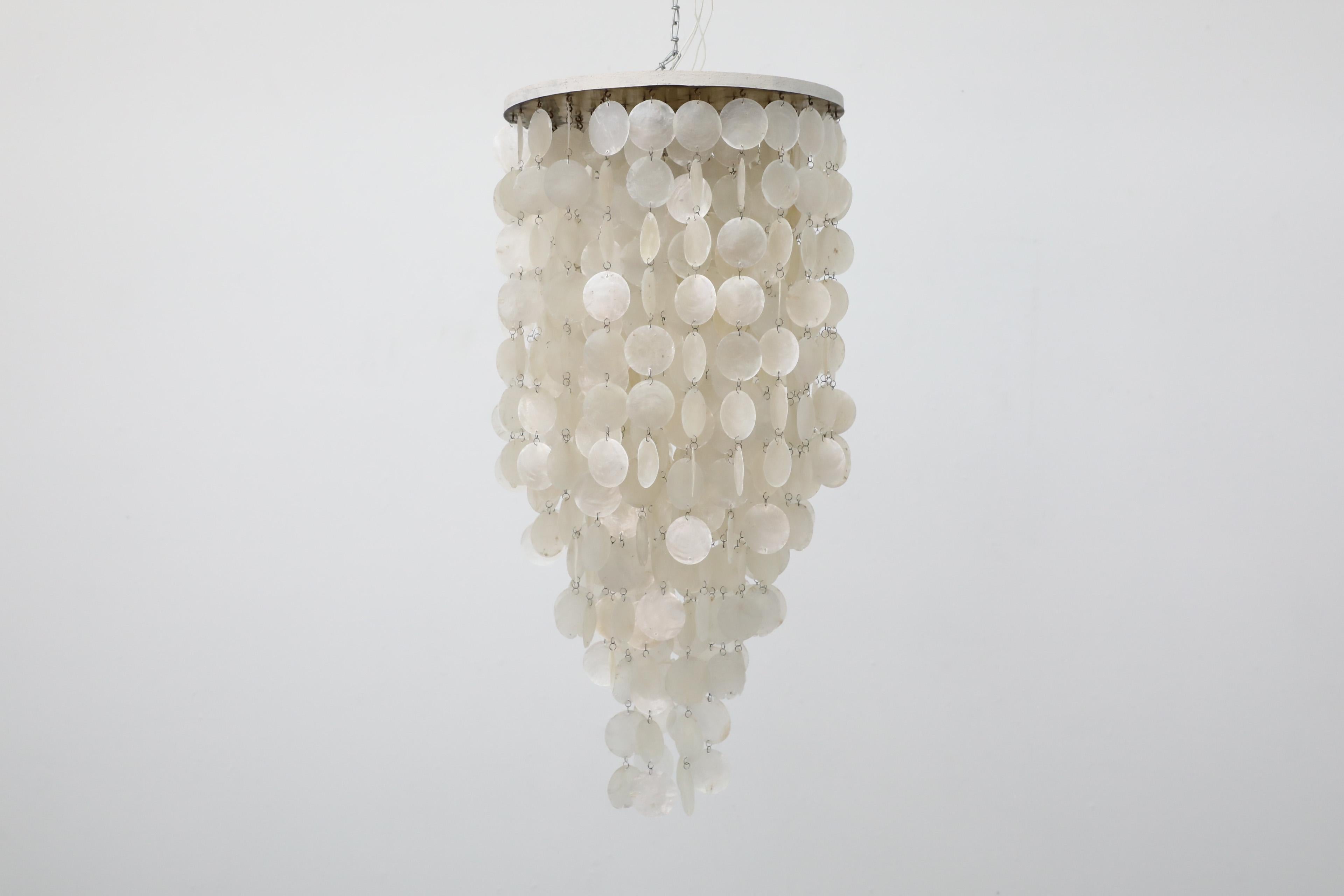 Mid-Century moderno Lampadario Capiz a più livelli del Mid-Century ispirato da Verner Panton in vendita