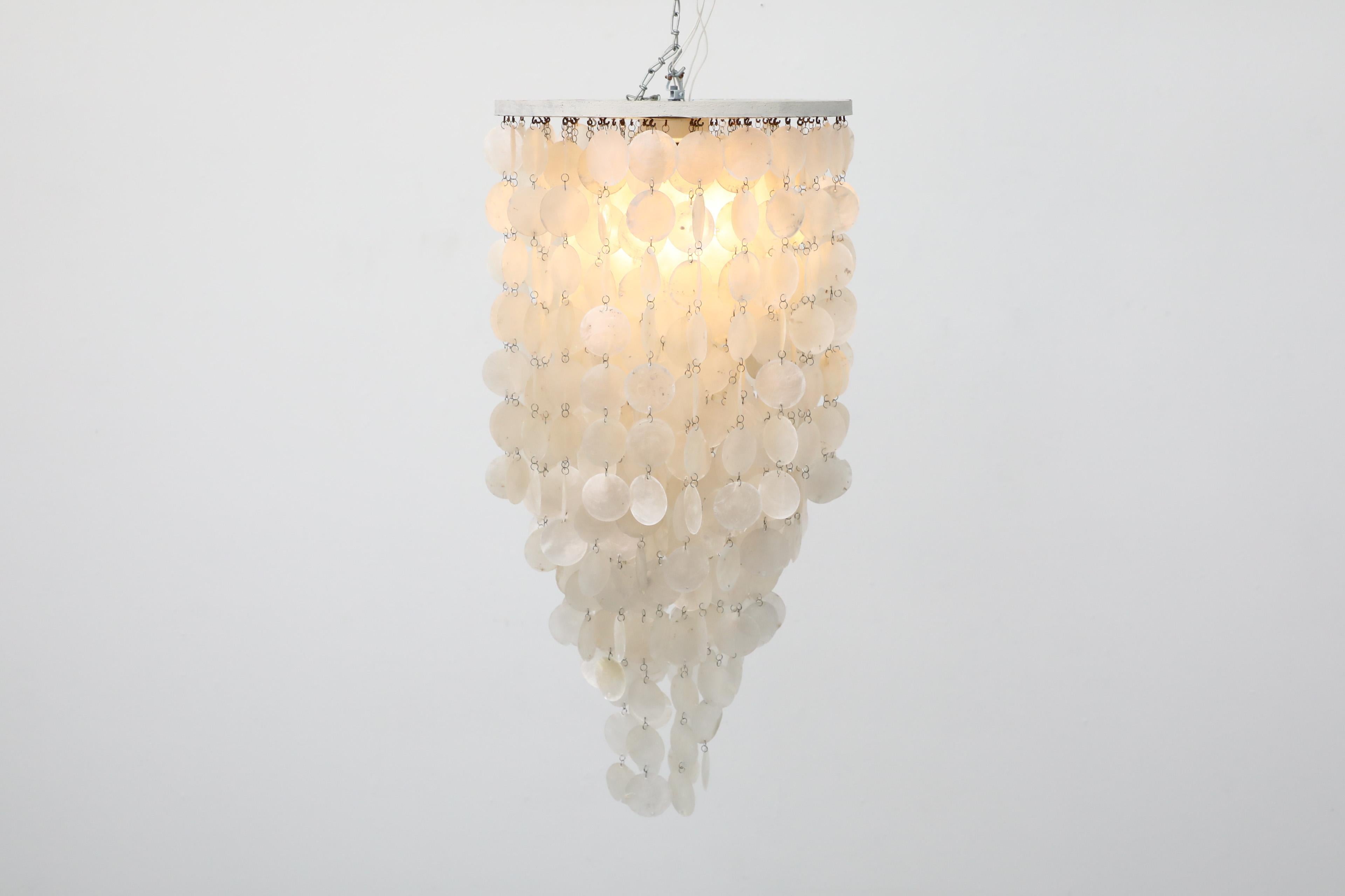 Lampadario Capiz a più livelli del Mid-Century ispirato da Verner Panton In condizioni buone in vendita a Los Angeles, CA
