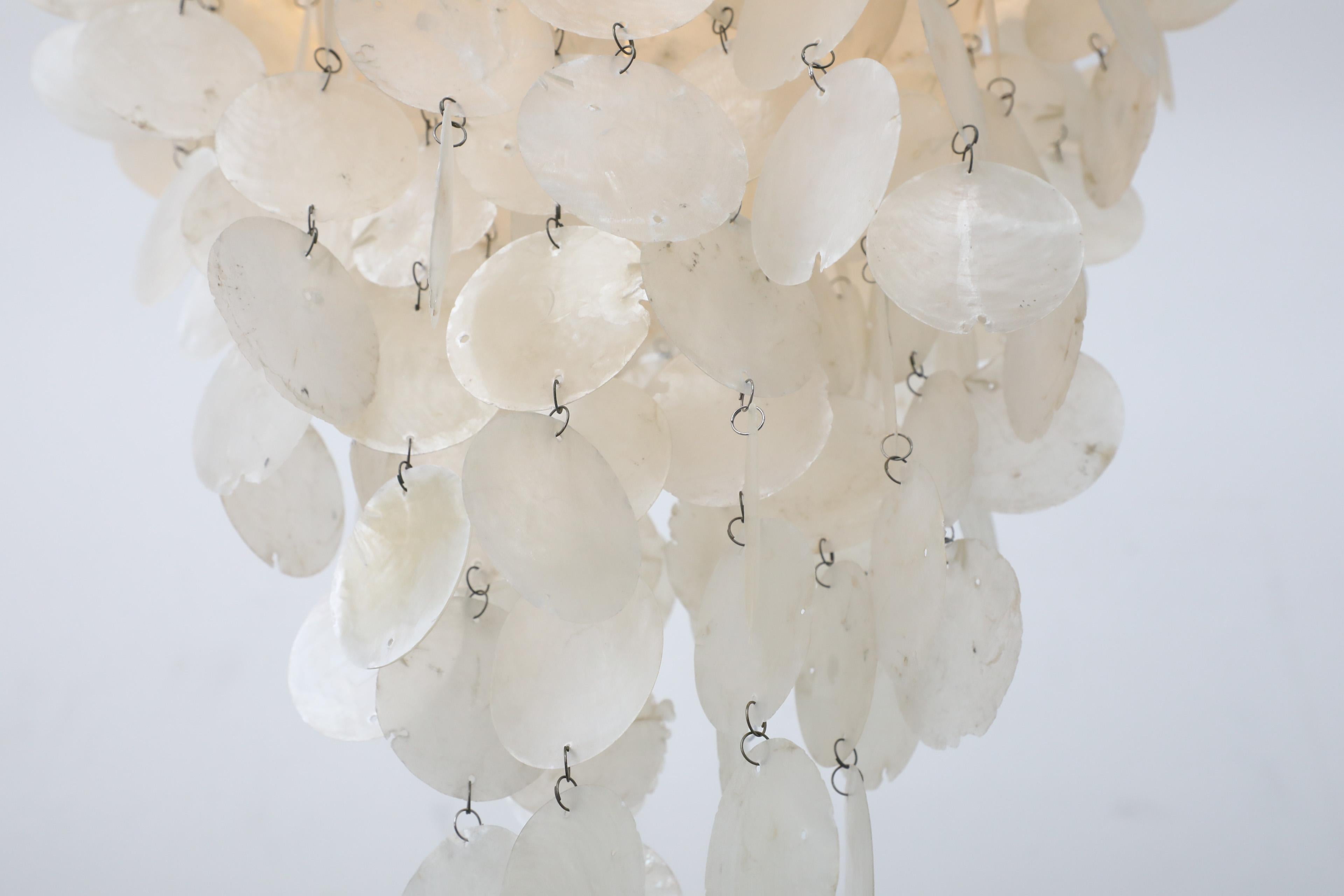 Lampadario Capiz a più livelli del Mid-Century ispirato da Verner Panton in vendita 1