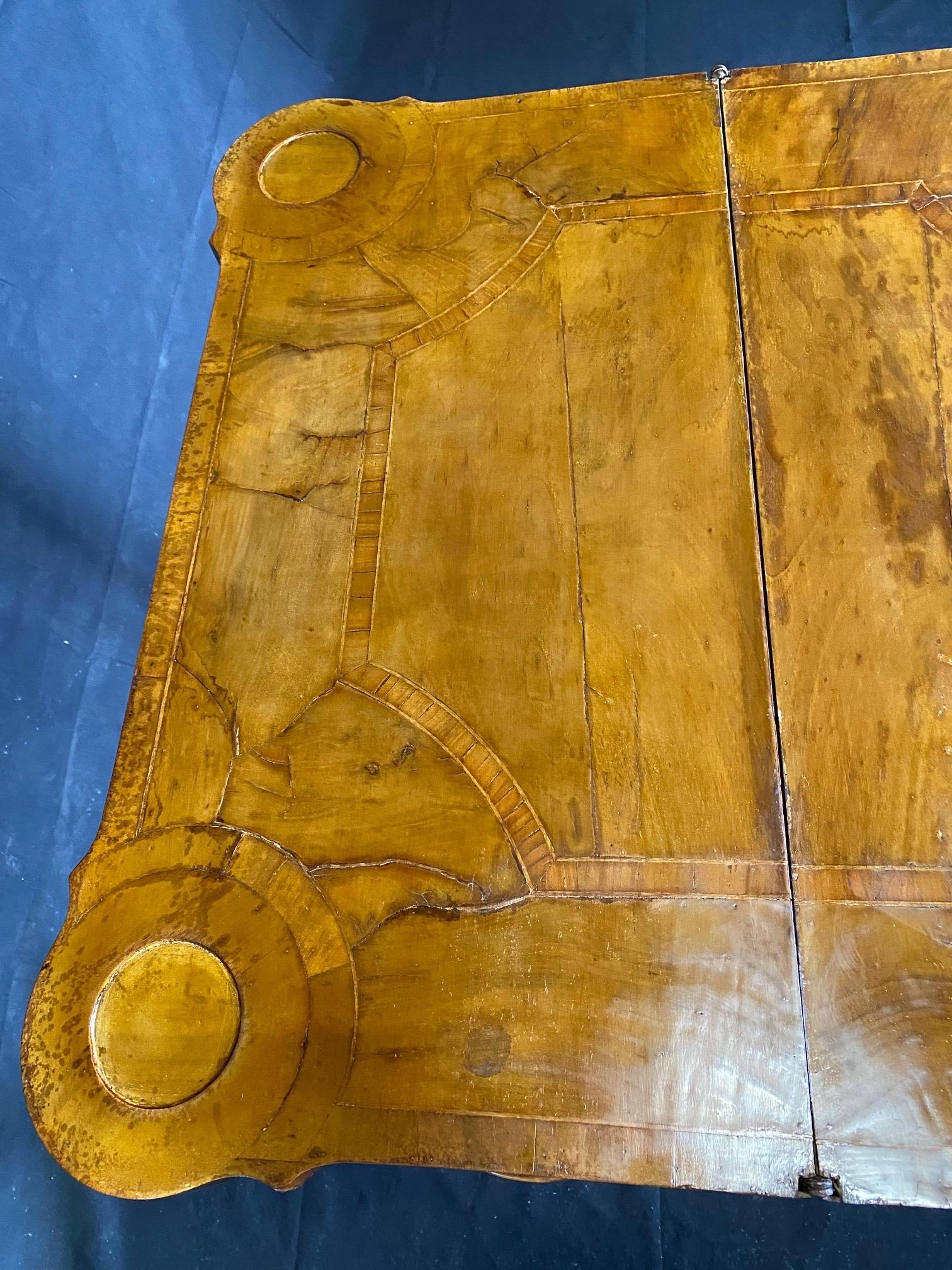 Versatile tavolo da gioco italiano del XVIII secolo in legno di noce burlato in vendita 7
