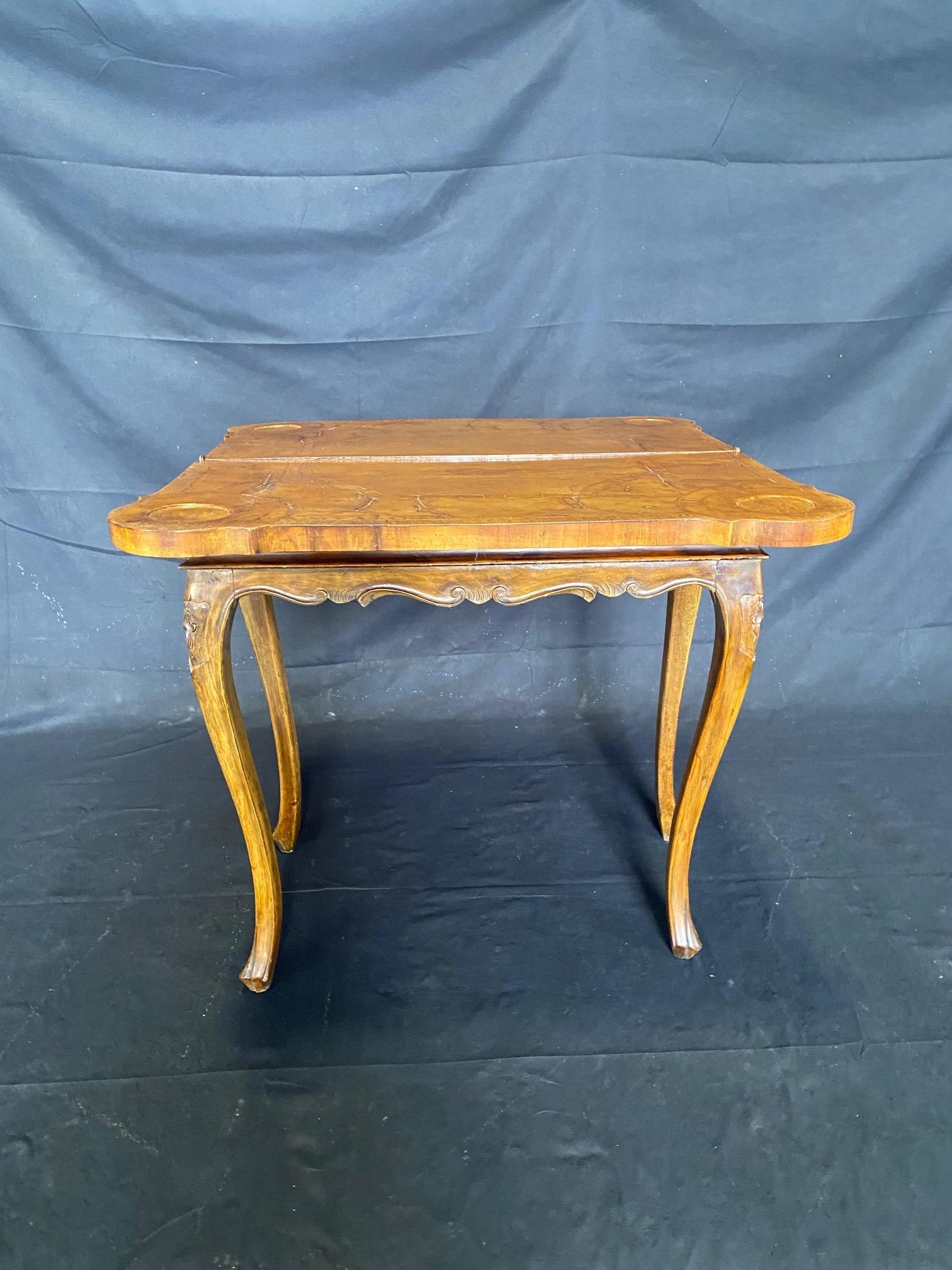 Italienischer, vielseitiger Spieltisch aus Nussbaumholz aus dem 18. Jahrhundert im Angebot 12