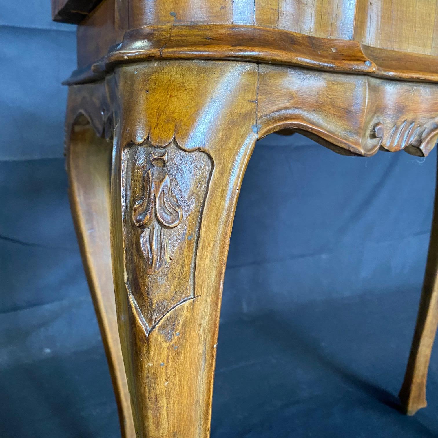 Versatile tavolo da gioco italiano del XVIII secolo in legno di noce burlato in vendita 12
