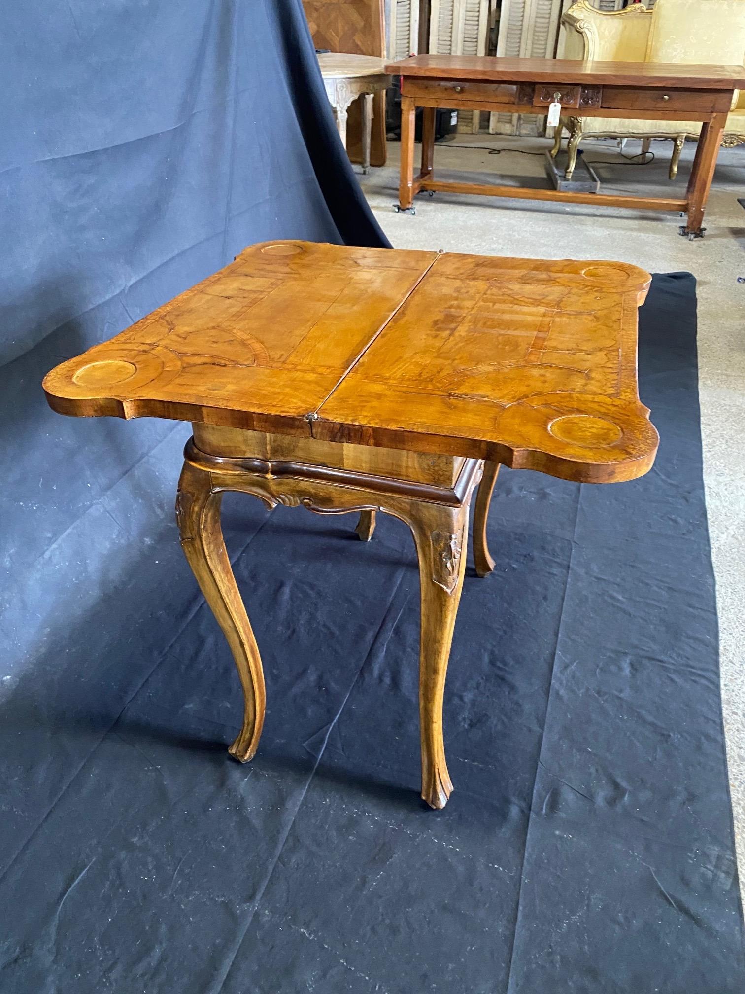 Italienischer, vielseitiger Spieltisch aus Nussbaumholz aus dem 18. Jahrhundert im Angebot 14