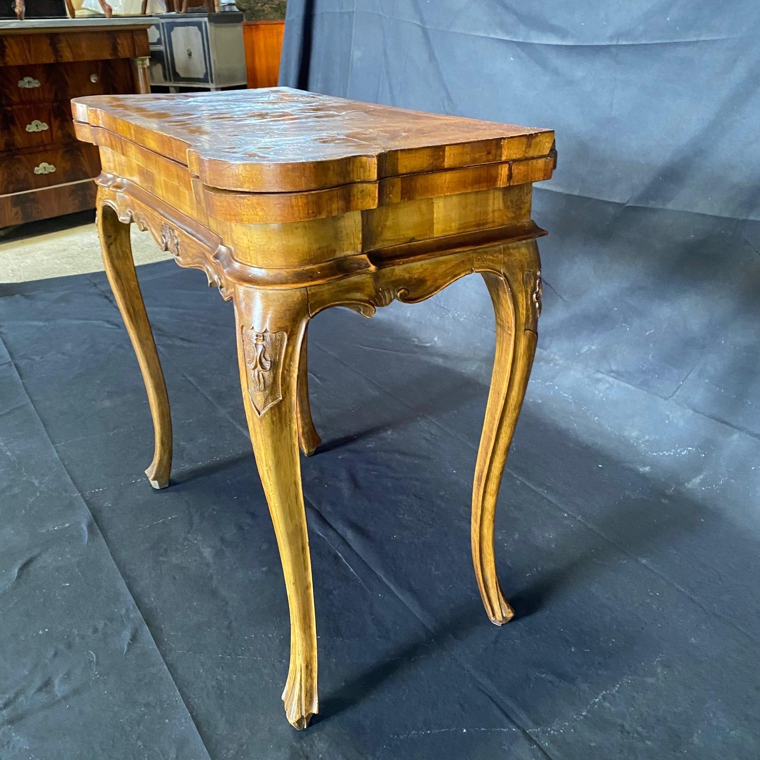 Italiano Versatile tavolo da gioco italiano del XVIII secolo in legno di noce burlato in vendita