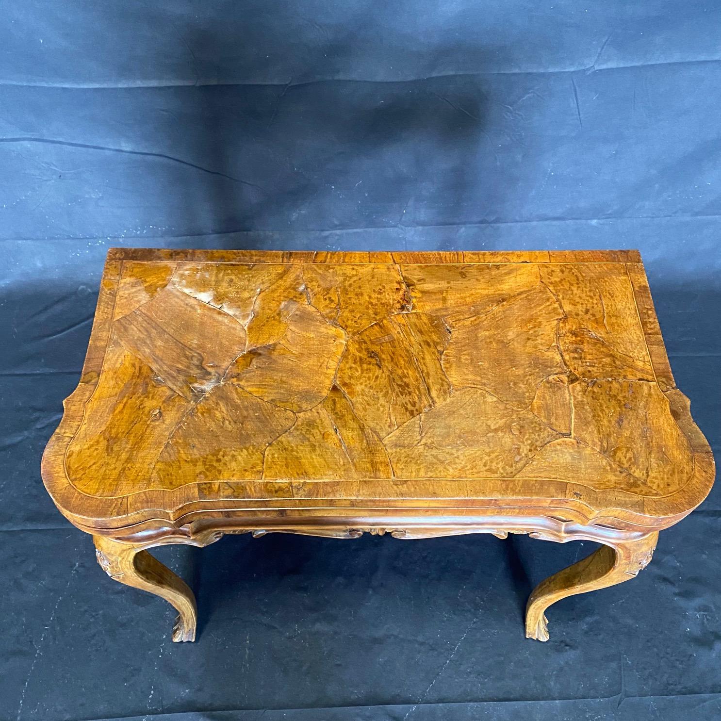 Versatile tavolo da gioco italiano del XVIII secolo in legno di noce burlato In condizioni buone in vendita a Hopewell, NJ
