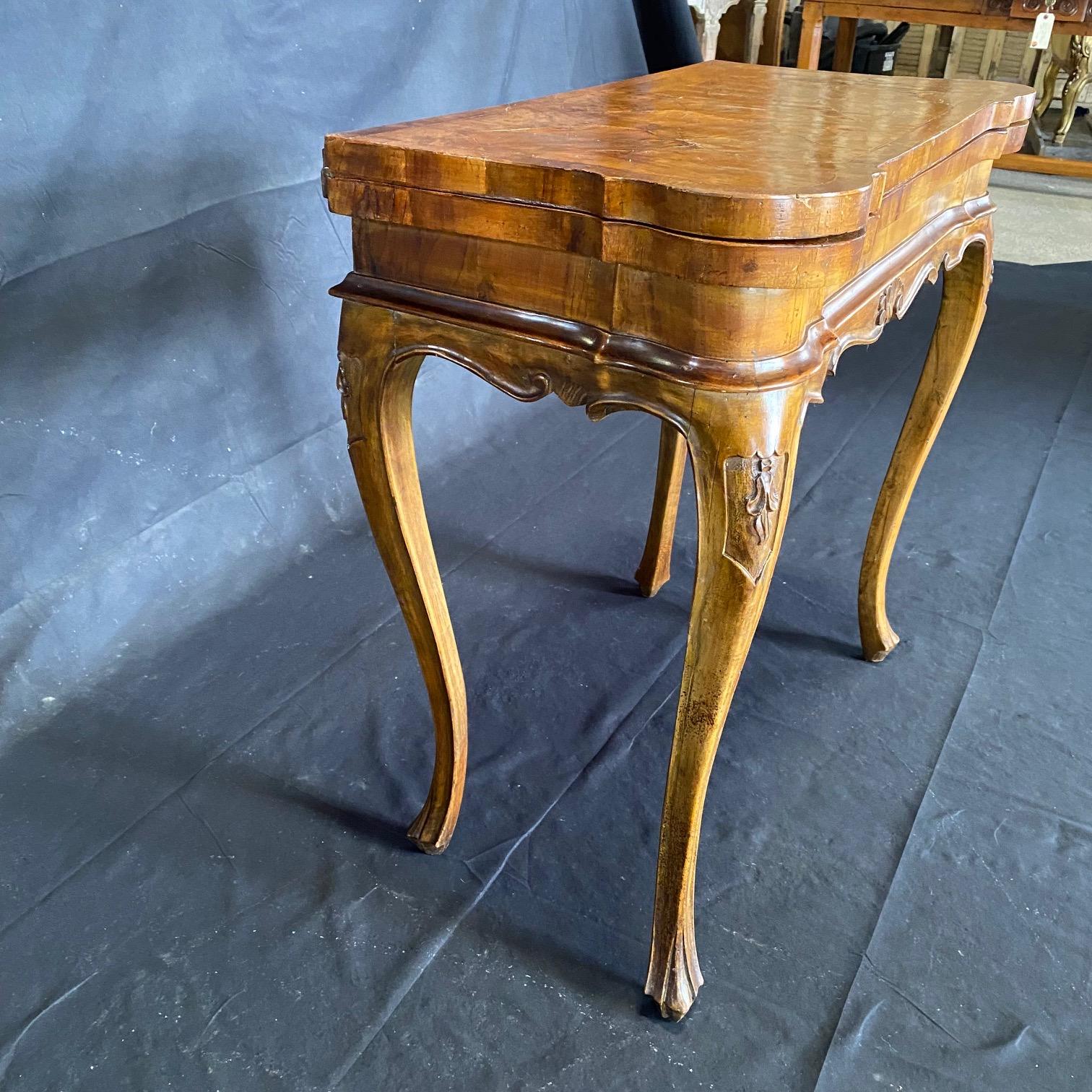 Italienischer, vielseitiger Spieltisch aus Nussbaumholz aus dem 18. Jahrhundert im Angebot 1