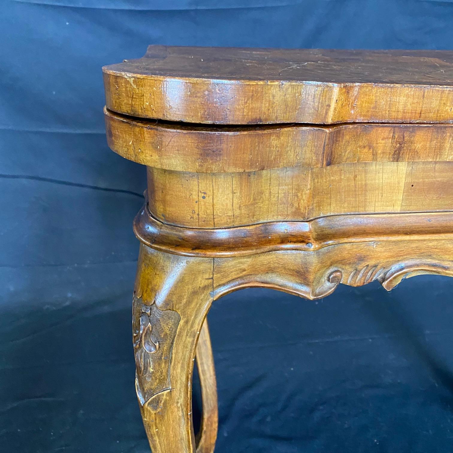 Italian Versatile 18th Century Burled Walnut Game Table For Sale 4