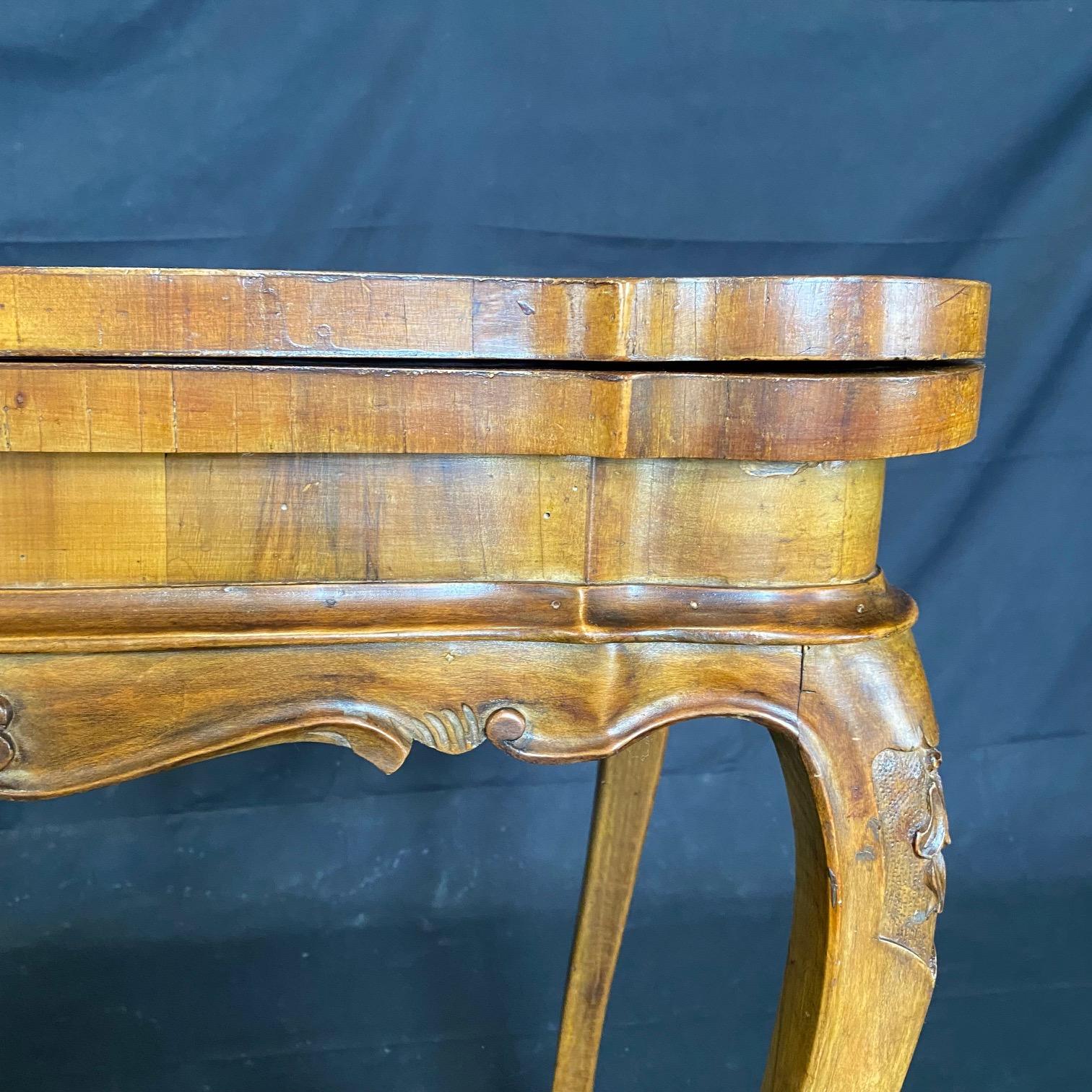 Italienischer, vielseitiger Spieltisch aus Nussbaumholz aus dem 18. Jahrhundert im Angebot 4