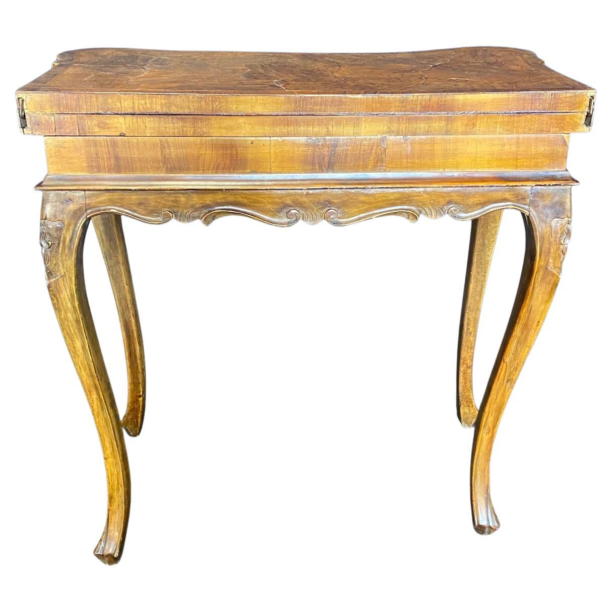 Italienischer, vielseitiger Spieltisch aus Nussbaumholz aus dem 18. Jahrhundert im Angebot