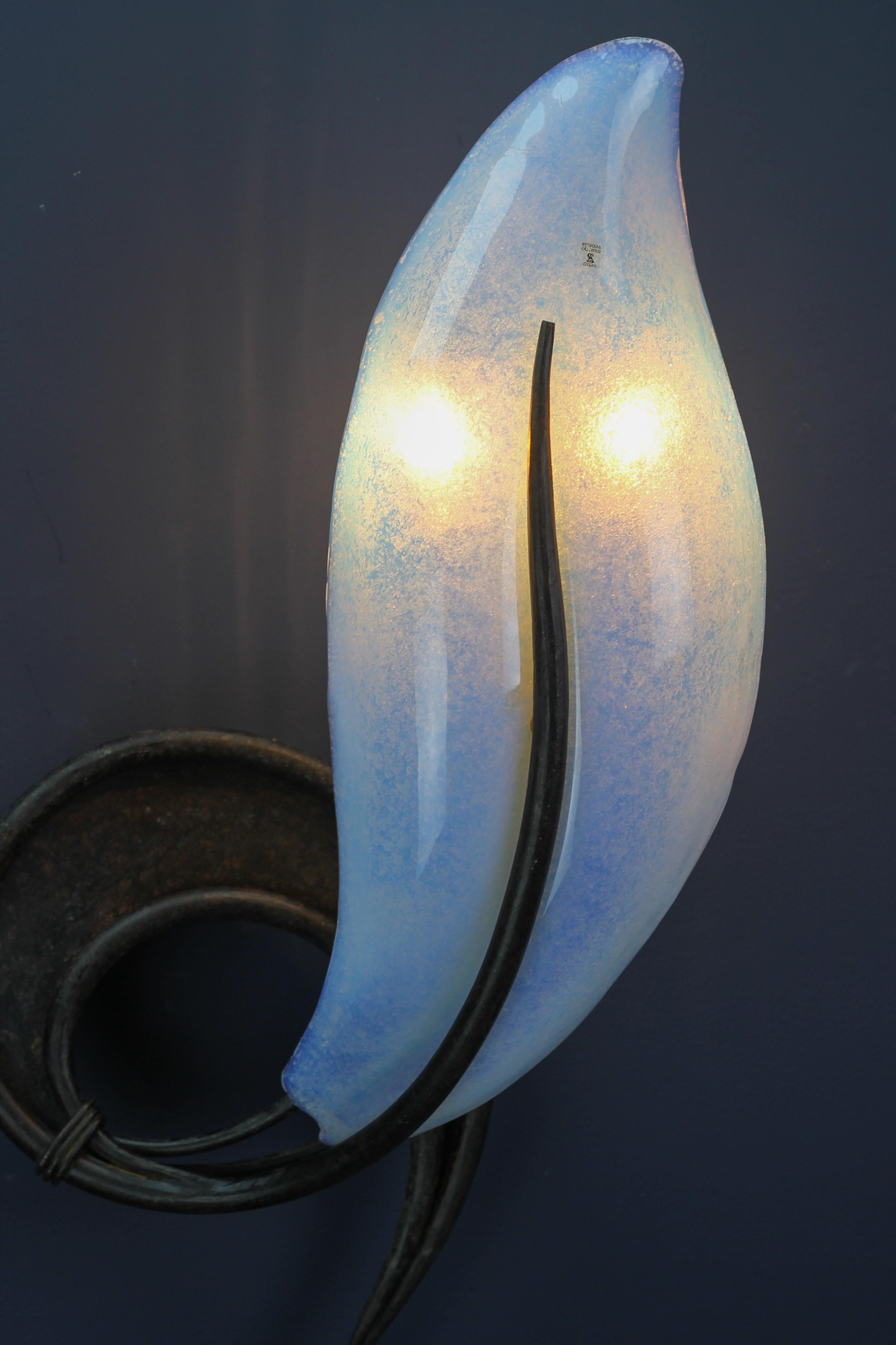 Italian Vetro Murano Venezia Opalescent Glass and Wrought Iron Wall Light In Good Condition For Sale In Barntrup, DE
