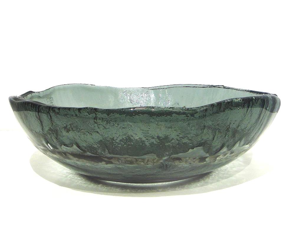 Italian Vetrofuso di Daniela Poletti Silver Leaf Art Glass Bowl

Offered for sale is an original art glass bowl from the Italian Vetrofuso di Daniela Poletti Studio. Vetrofuso directly draws on ancient techniques of glass fusion, melting them with