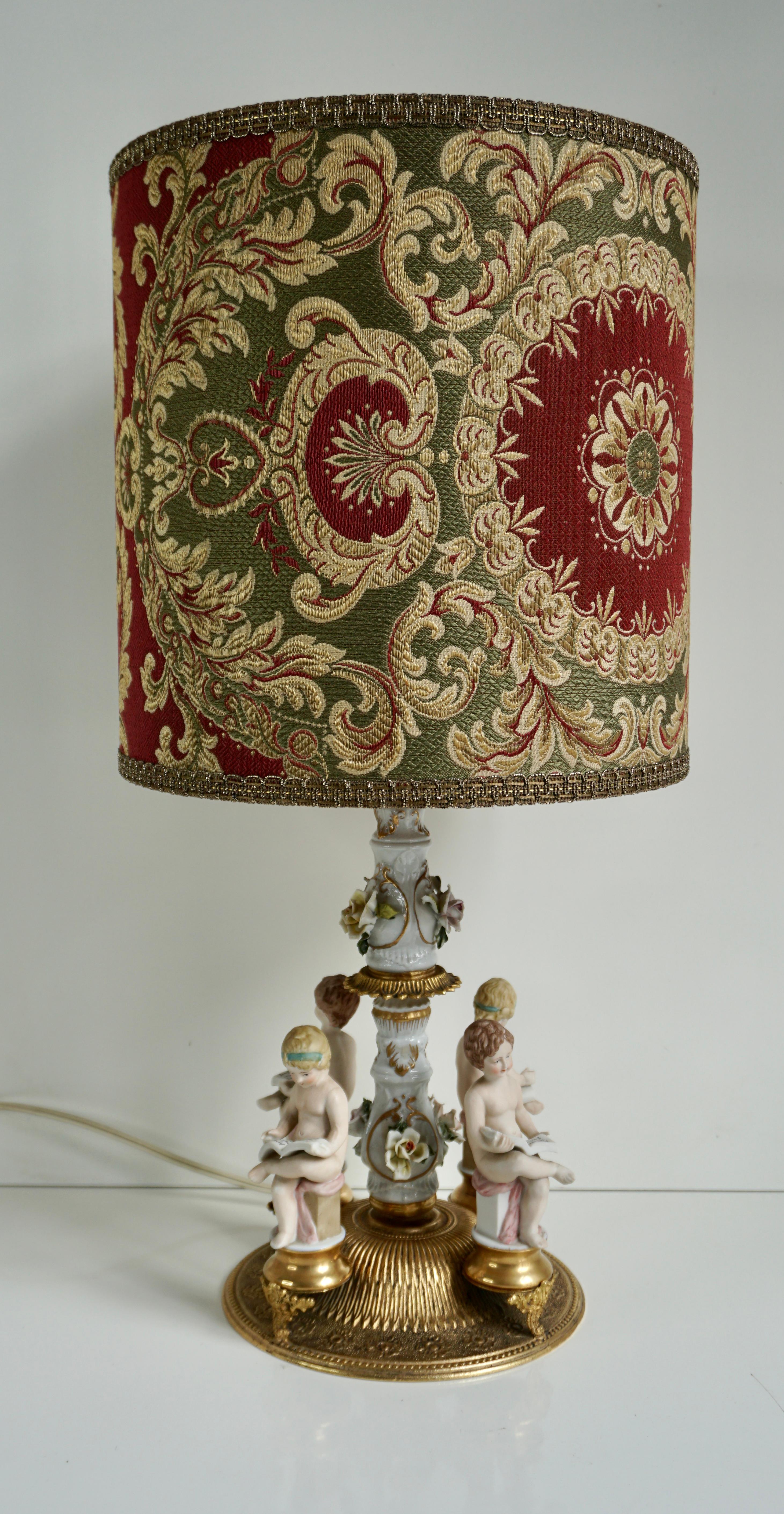 Italian Victorian style porcelain lamp with four cupid who are reading a book.
With the original lampshade.

Height 24.4
