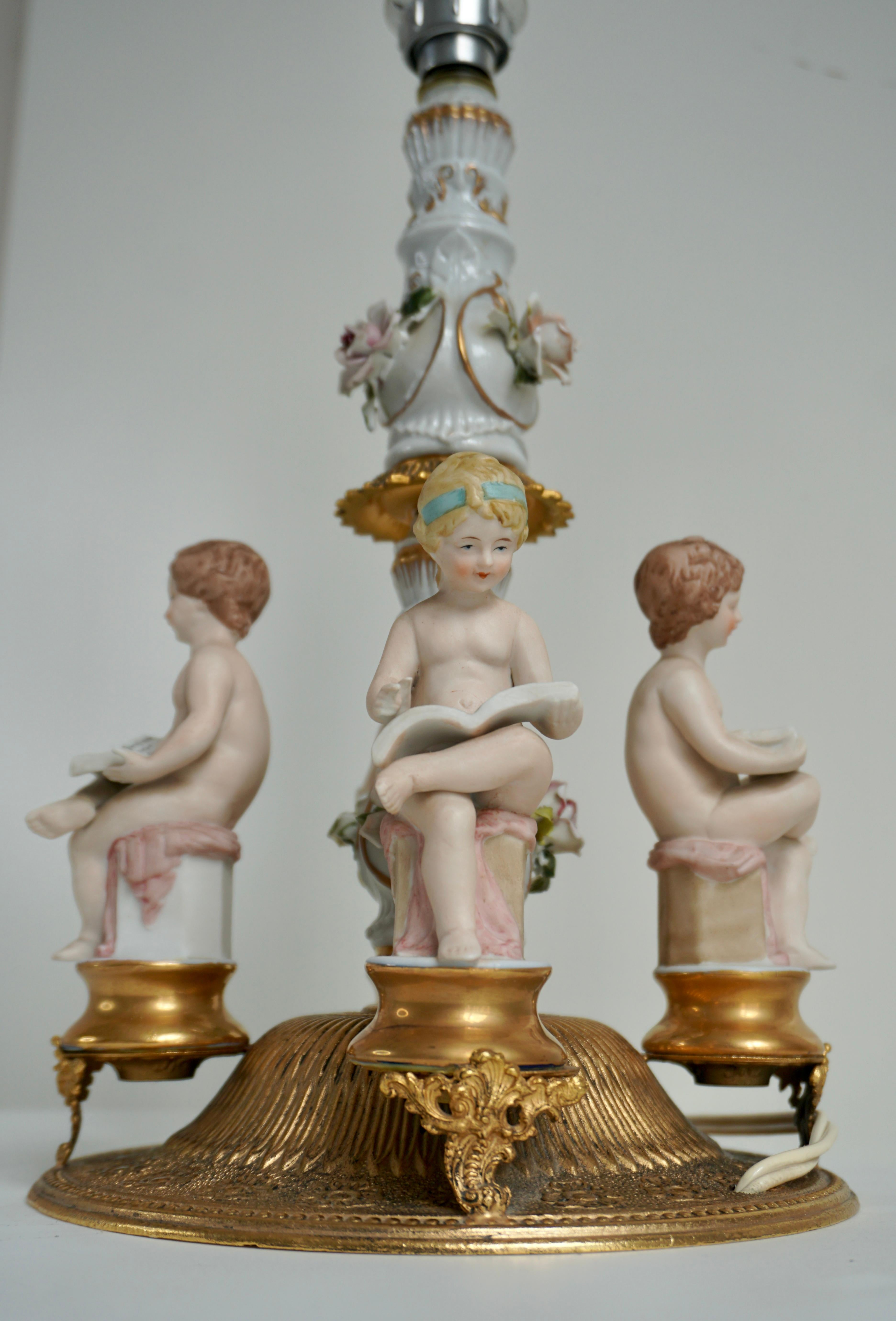 Italian Victorian Porcelain Cherub Lamp In Good Condition For Sale In Antwerp, BE