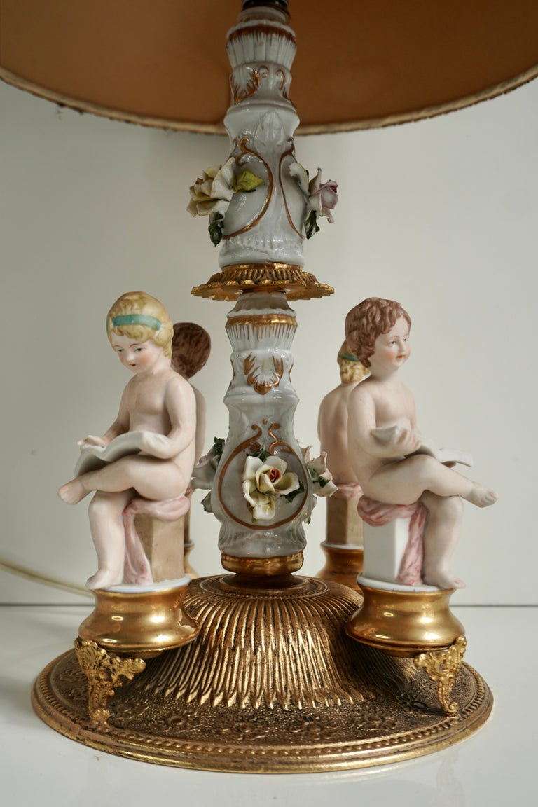 Italienische viktorianische Cherub-Lampe aus Porzellan im Angebot bei  1stDibs