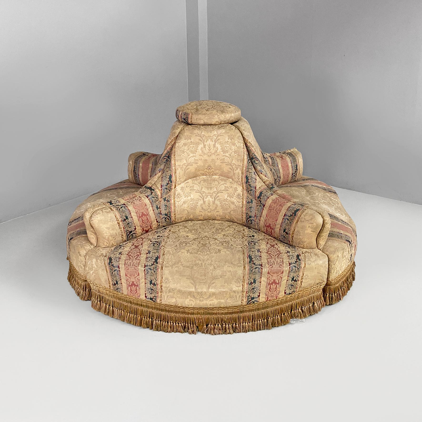 Italienisches Rundsofa aus Stoff im viktorianischen Stil oder modular, 1950er Jahre
Sektionales oder modulares Rundsofa im viktorianischen Stil, bestehend aus mehreren Teilen oder Modulen, von denen jedes ein Viertel der Gesamtgröße einnimmt und