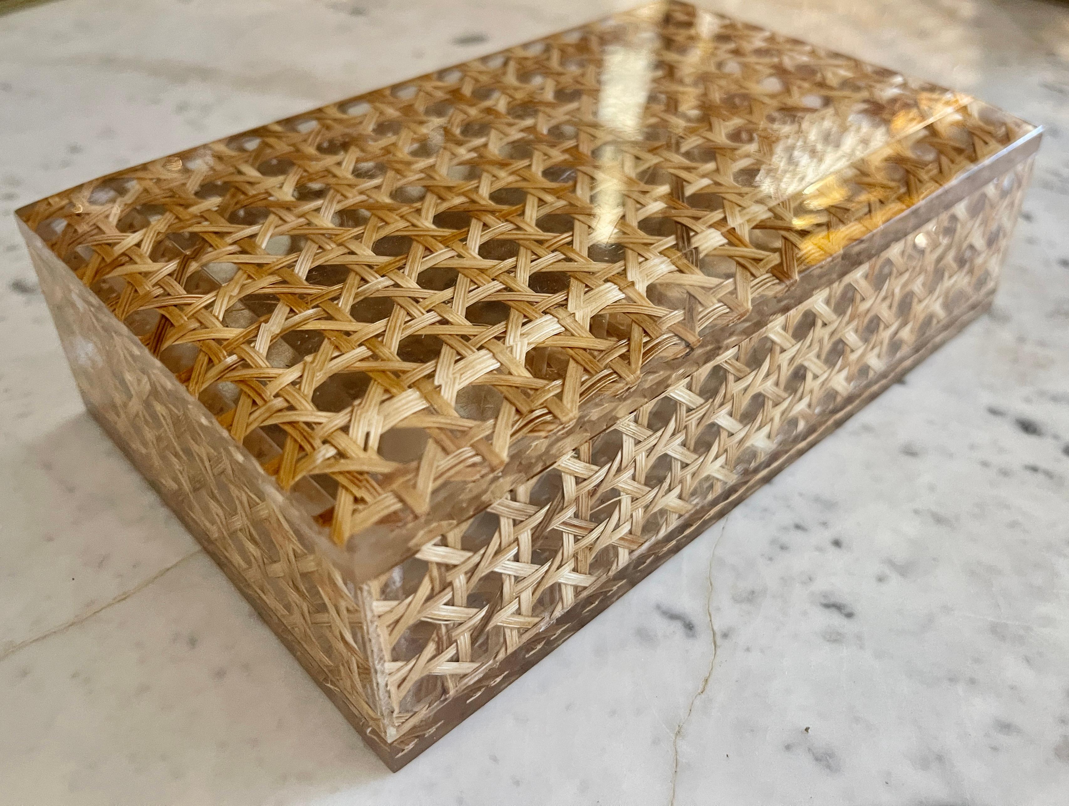 Mid-Century Modern Italian Vienna Straw & Lucite Coffee Table Box, 1960-1970 en vente