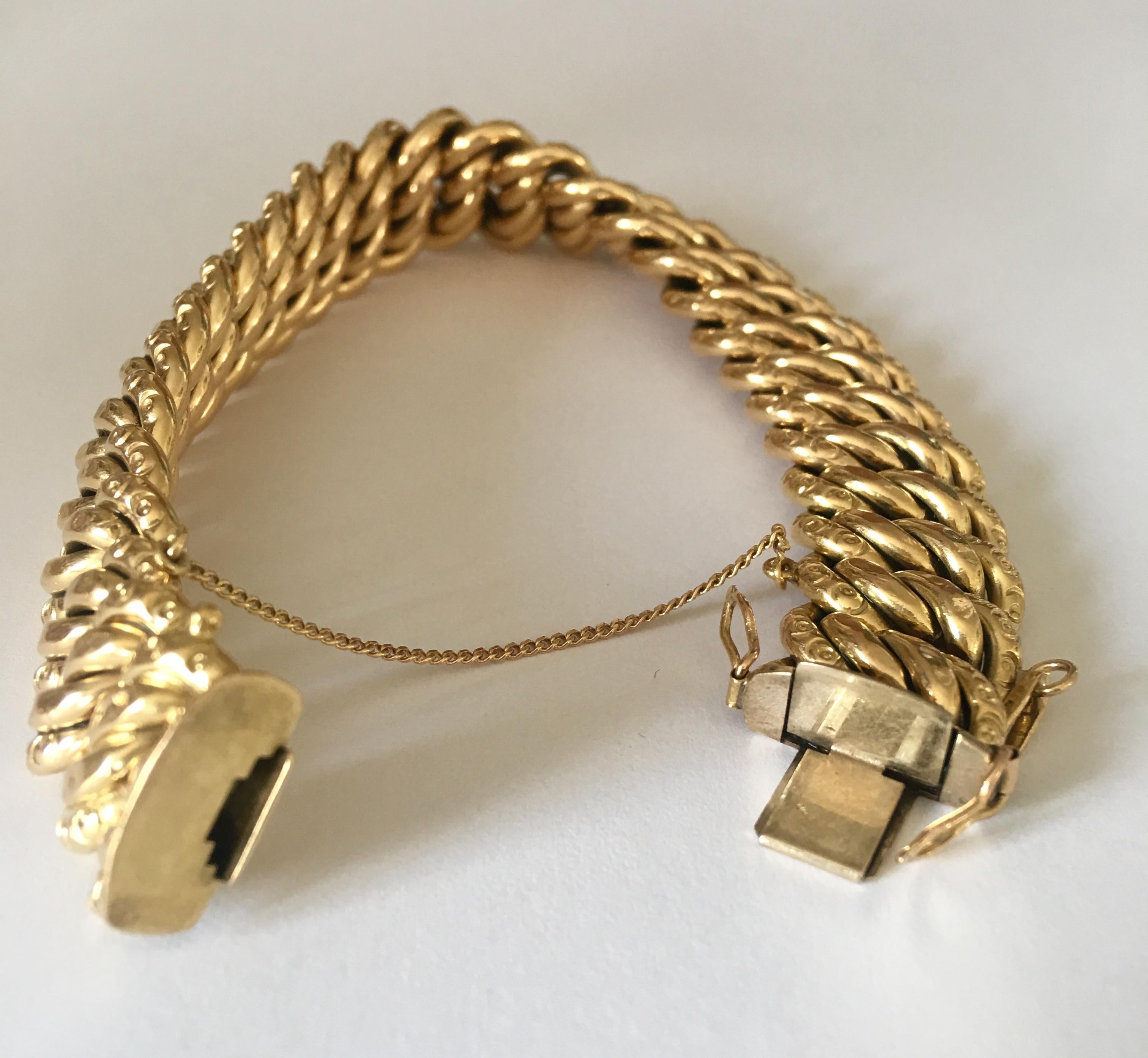 A fine and elegant vintage Cuff bracelet in 18 carats yellow gold.

Italy, circa 1970-1980
