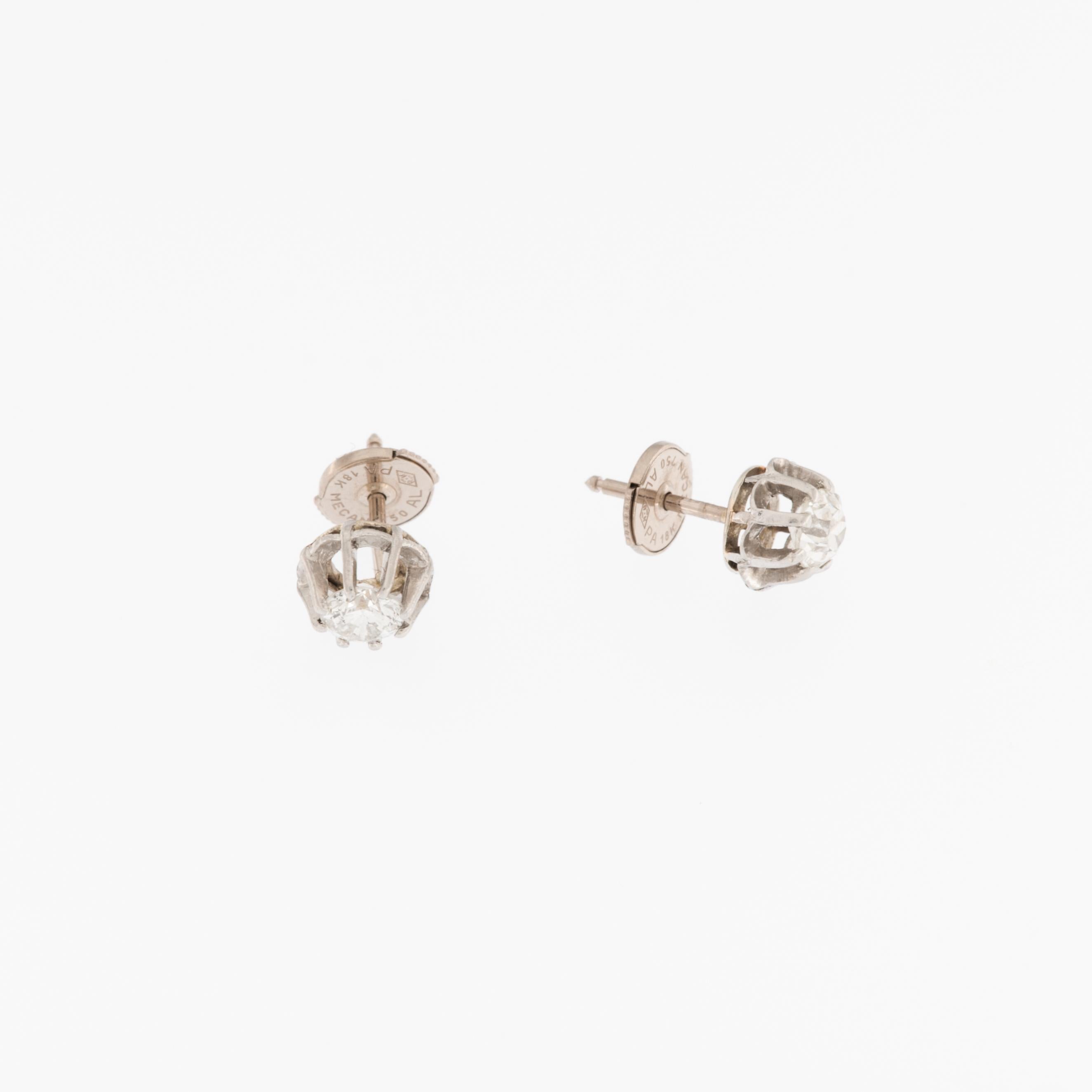 The Italian Vintage 18kt White Gold Solitaire Earrings are a stunning and timeless jewelry piece that exudes elegance and sophistication. 

These earrings are crafted from 18-karat white gold, known for its lustrous, silvery-white appearance and