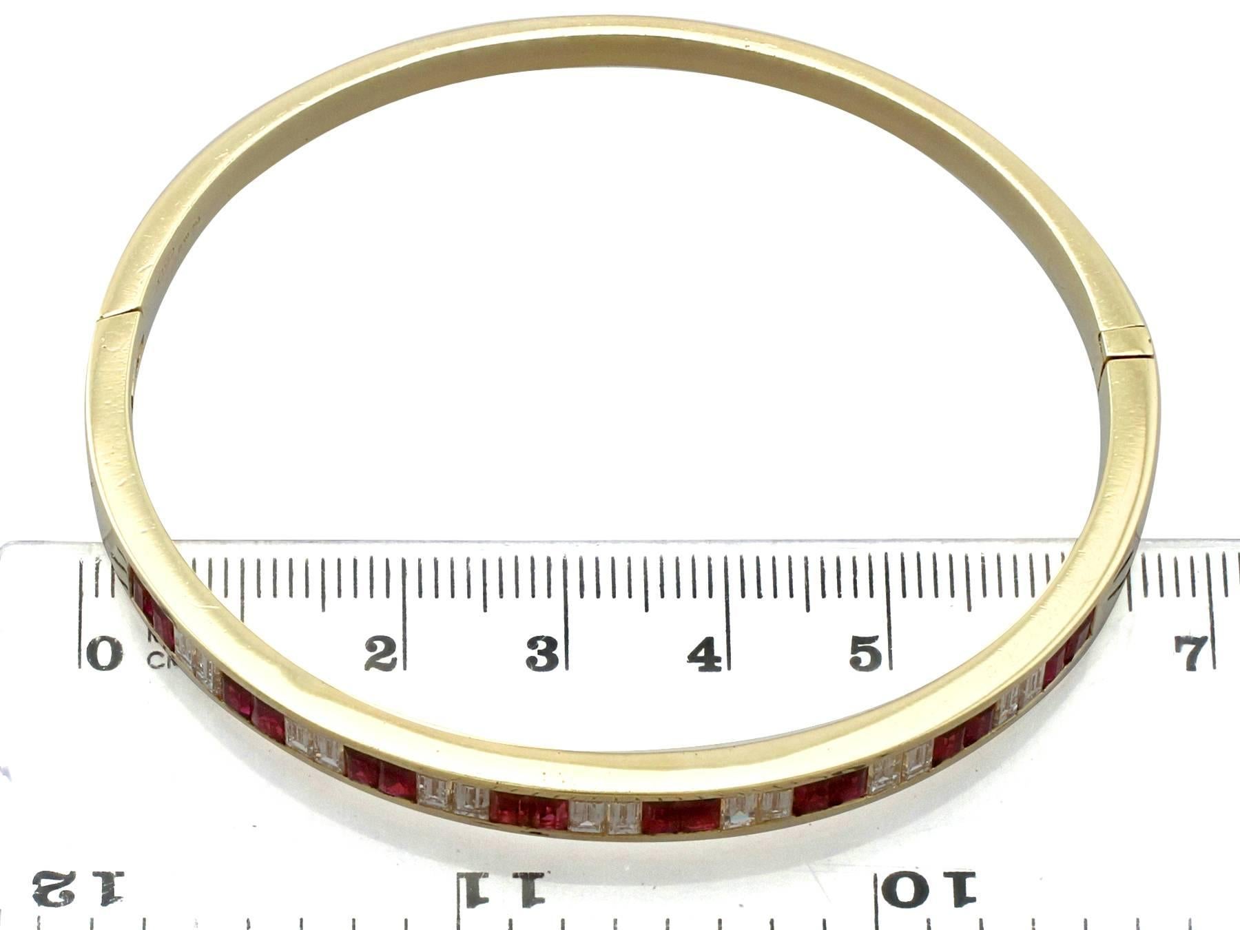 Contemporary Italian 2.10 Carat Ruby and 1.69 Carat Diamond Yellow Gold Bangle For Sale 4