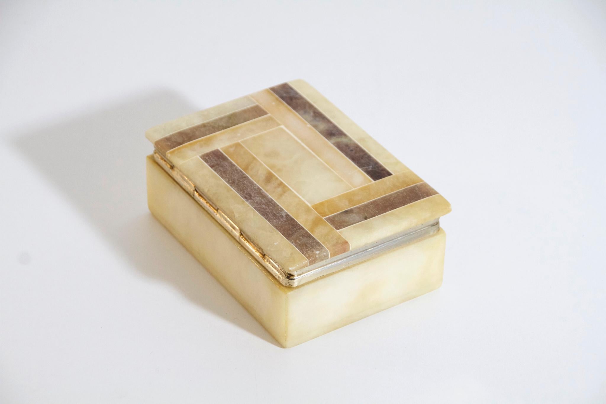Trinket or jewelry box with a hinged lid. Made all in alabaster and brass gilded in gold.