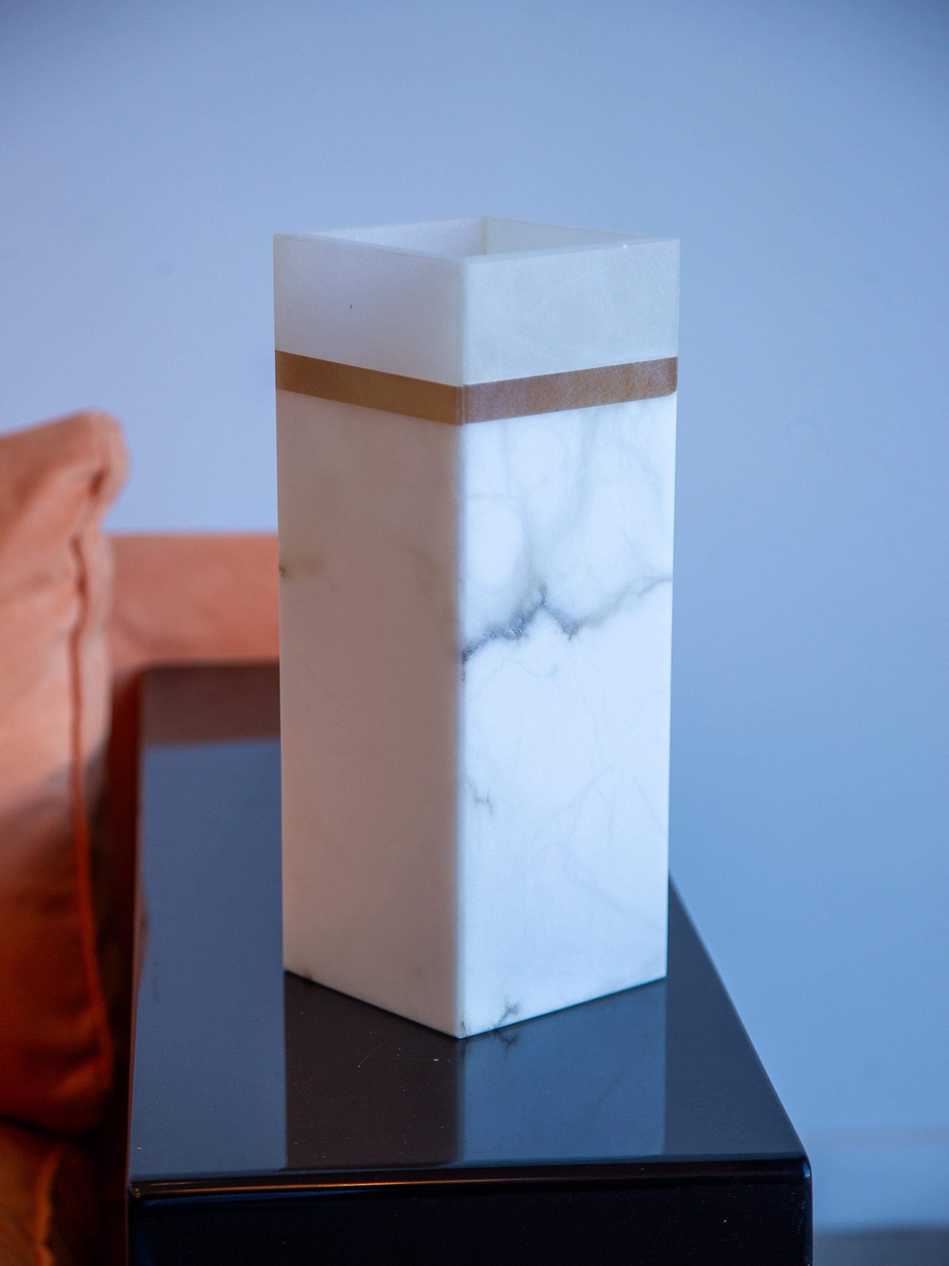 Perfetto come accento decorativo o come pezzo a sé stante, questo vaso è ideale per credenze, librerie o per un tavolo in travertino. Le texture contrastanti dell'alabastro traslucido e del marmo levigato elevano qualsiasi spazio con un lusso