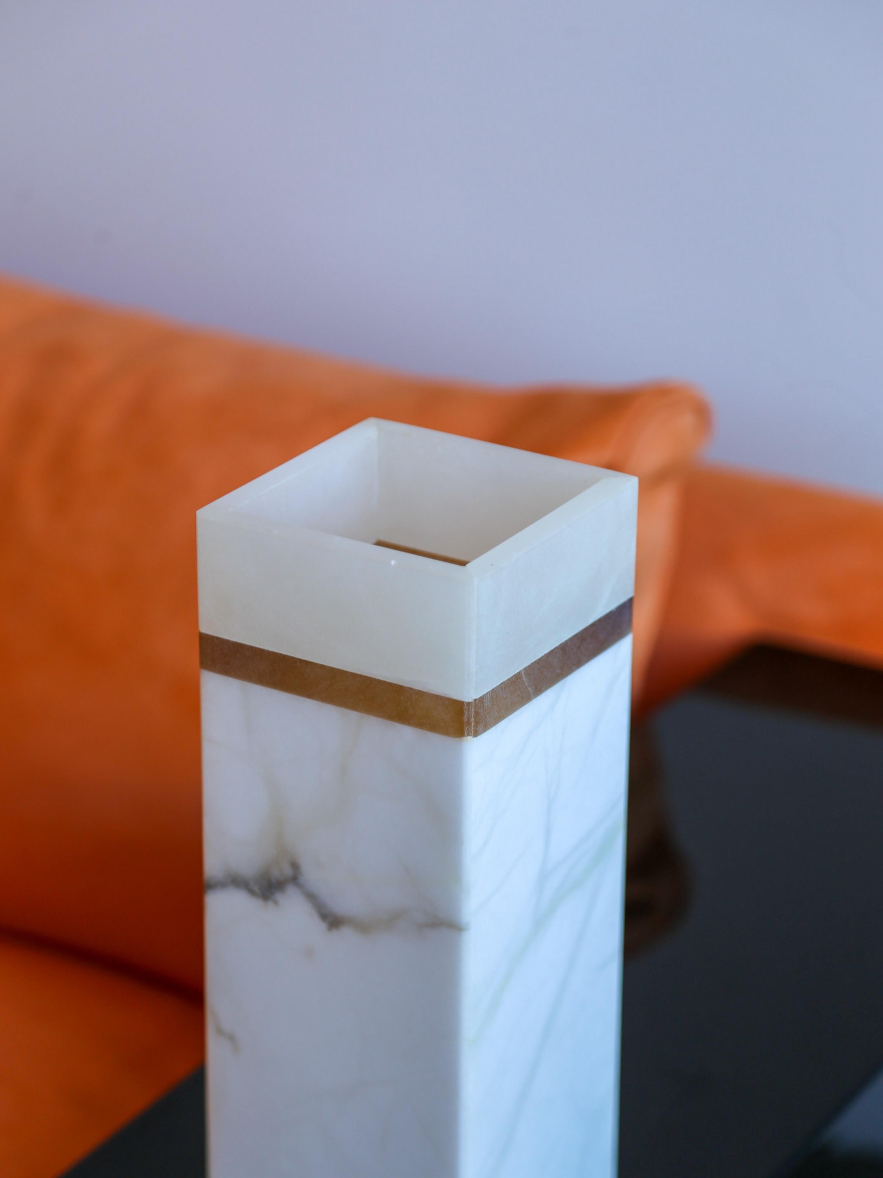 Vaso italiano d'epoca in alabastro di forma quadrata e bianca con fascia a contrasto, anni '70 in vendita 1