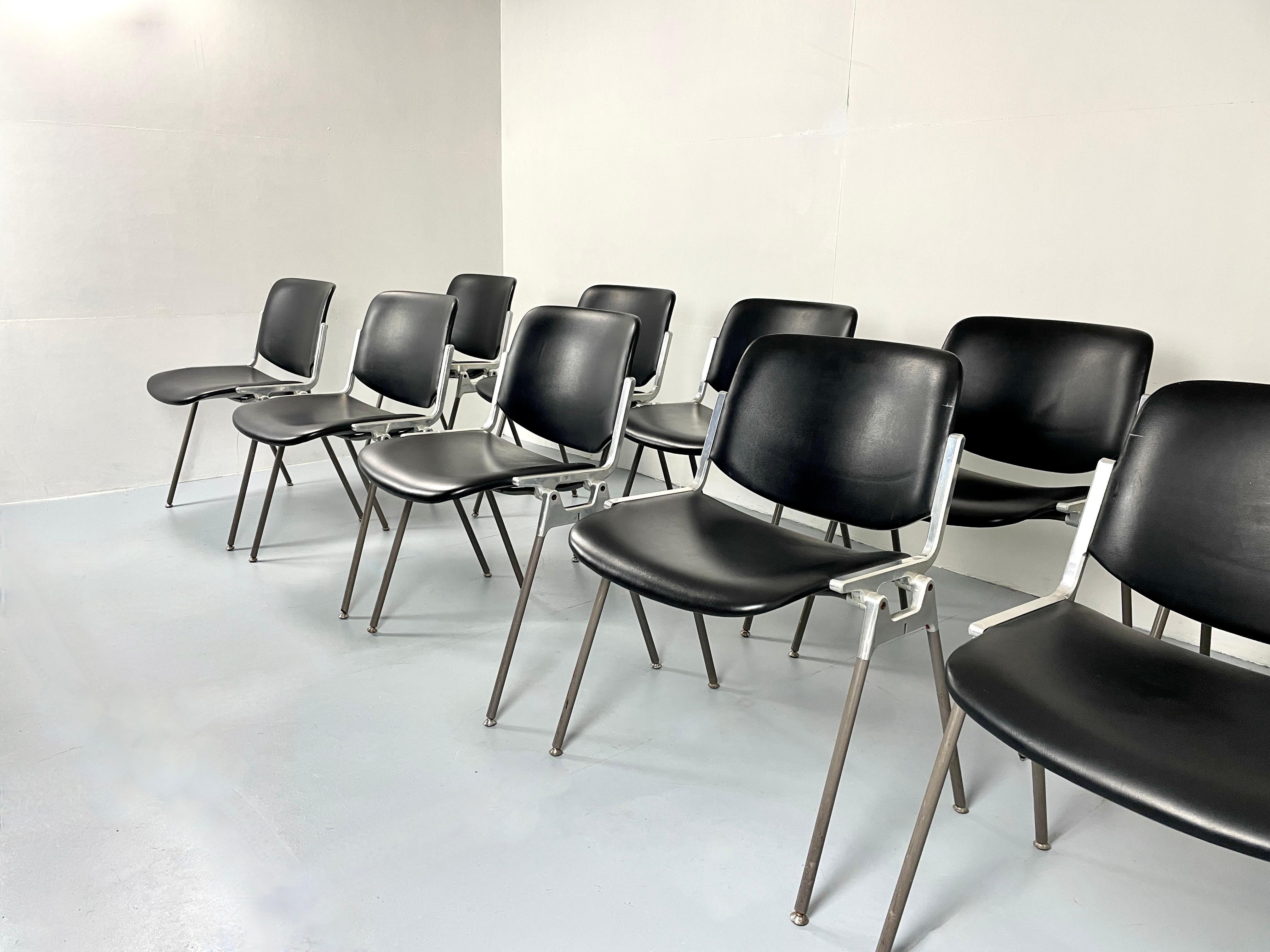 Chaises empilables italiennes emblématiques de Giancarlo Piretti pour Anonima Castelli.

DSC 106 est l'une des chaises les plus célèbres de la marque Castelli. conçue en 1965 par giancarlo piretti, elle reste un objet au design innovant et