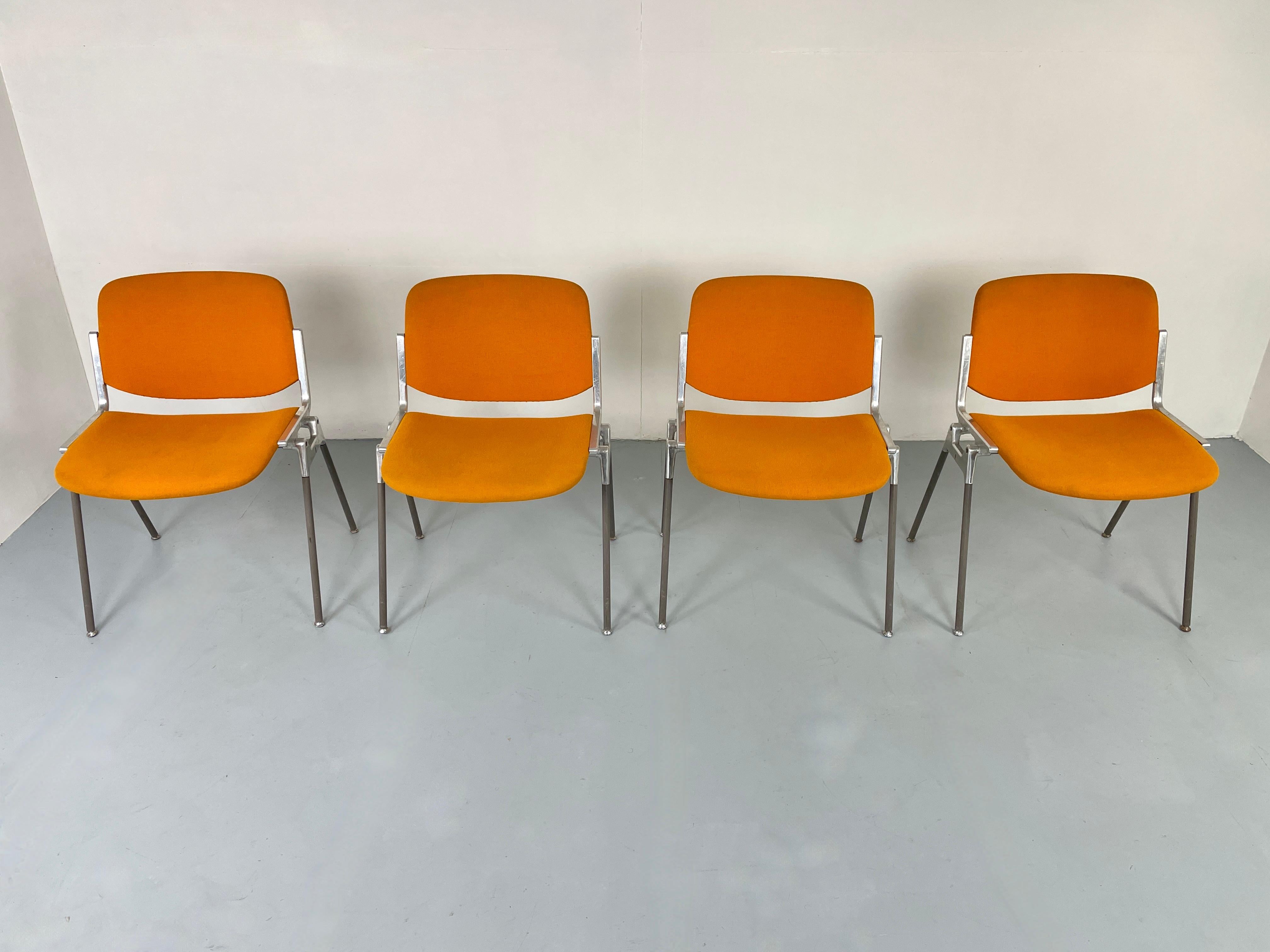 Chaises empilables italiennes iconiques de Giancarlo Piretti pour Anonima Castelli.

DSC 106 est l'une des chaises les plus célèbres de la marque castelli. conçue en 1965 par giancarlo piretti, elle reste un objet au design innovant et