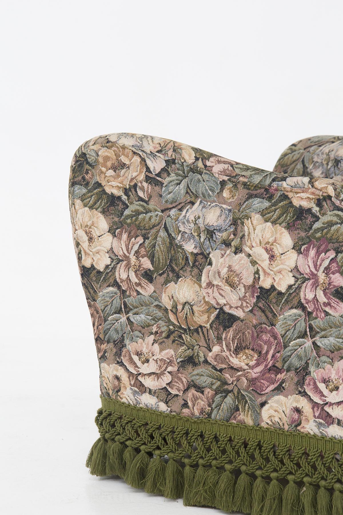 Gorgeous vintage armchair with ears from the 1950s, Italian manufacture.
The armchair is fully upholstered in floral fabric, very beautiful and elegant, suitable for environments as important as she is.
The armchair has 4 feet for support, covered