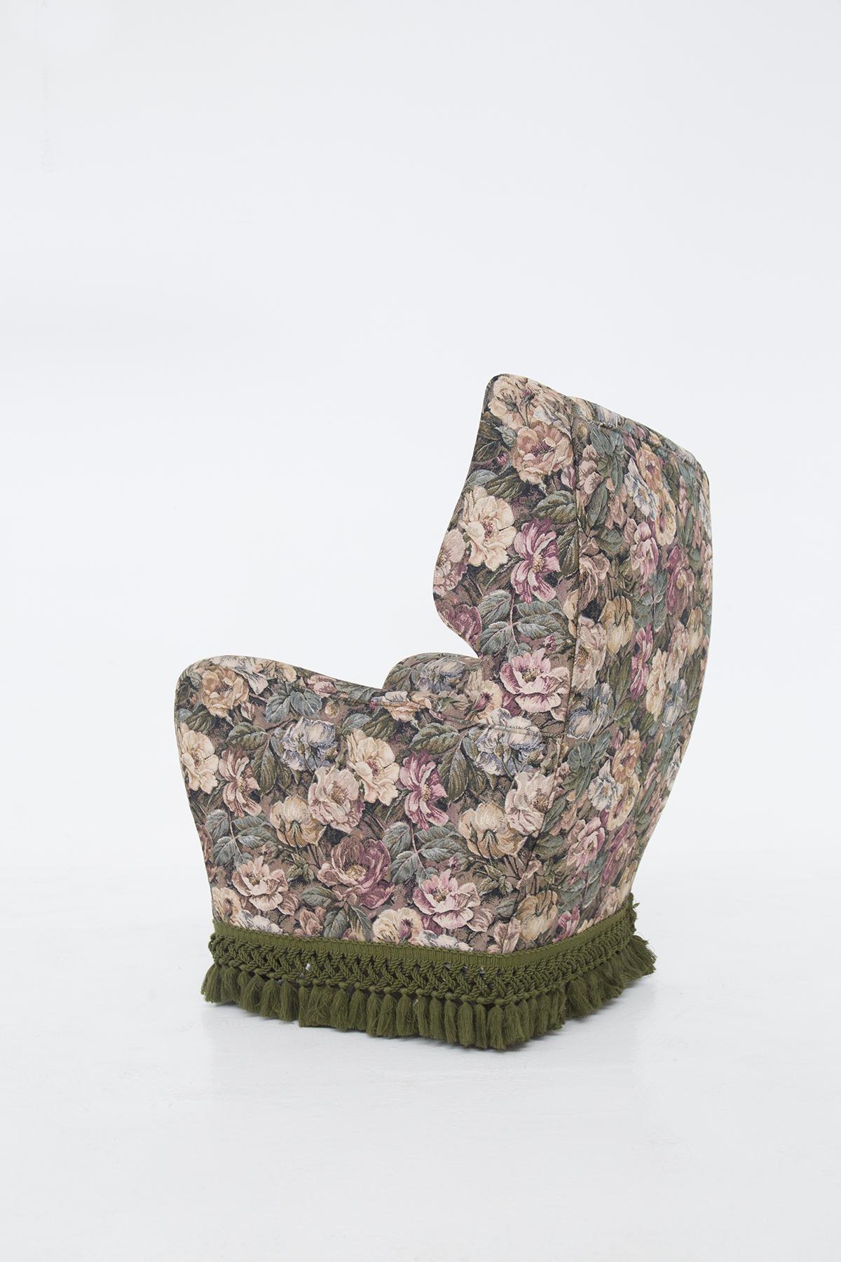 Italian Vintage Armchair in Floral Fabric In Good Condition For Sale In Milano, IT