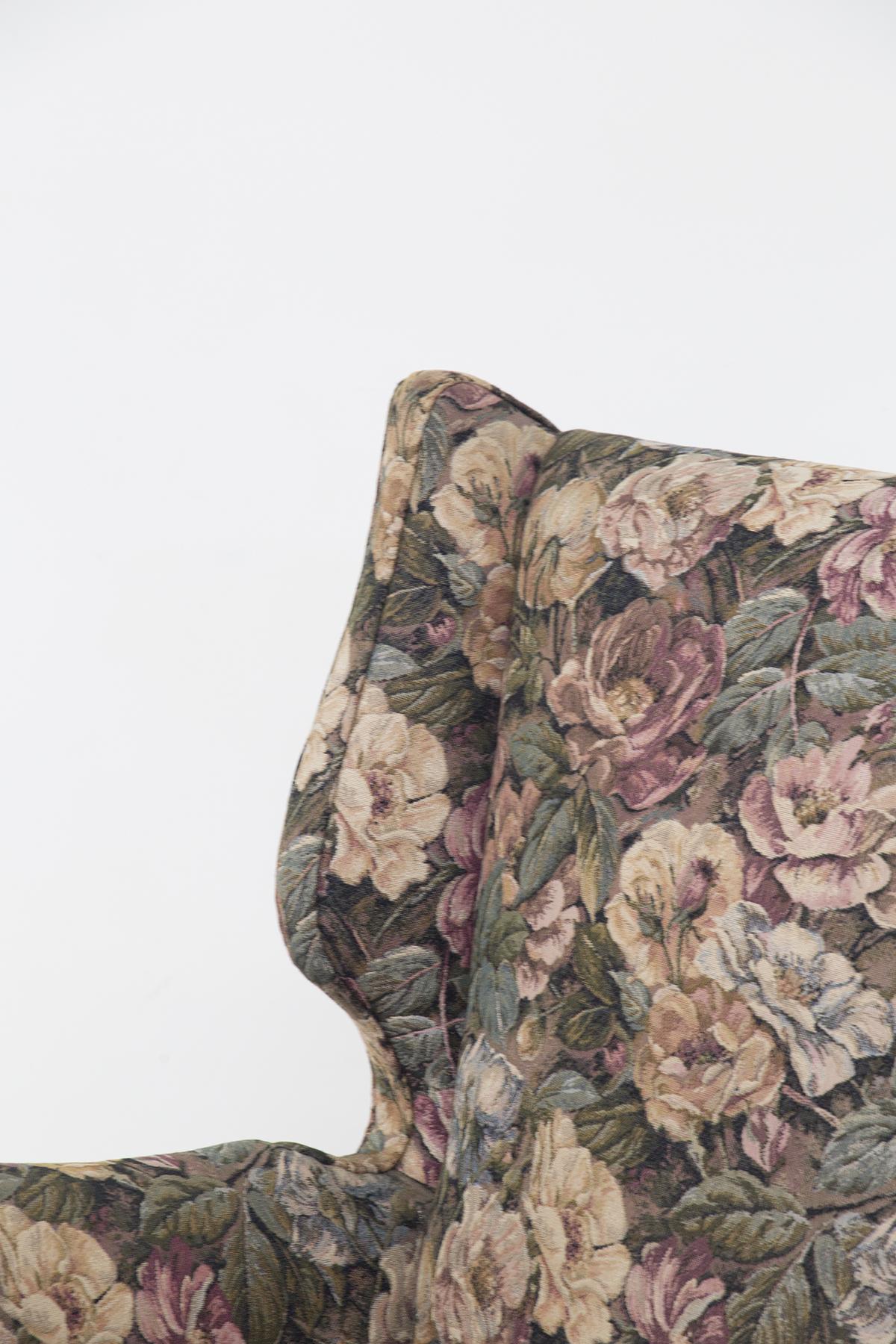 Italian Vintage Armchair in Floral Fabric For Sale 1