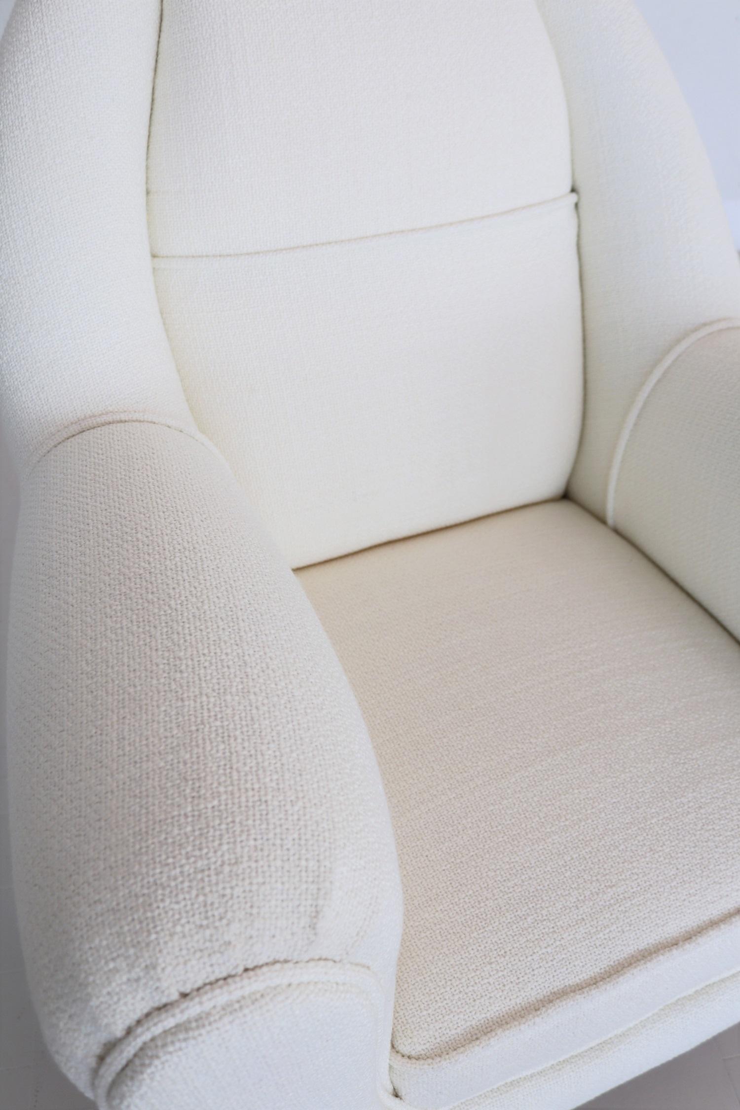 Italian Midcentury Armchairs in White Upholstery and Brass Stiletto Feet, 1960s For Sale 4