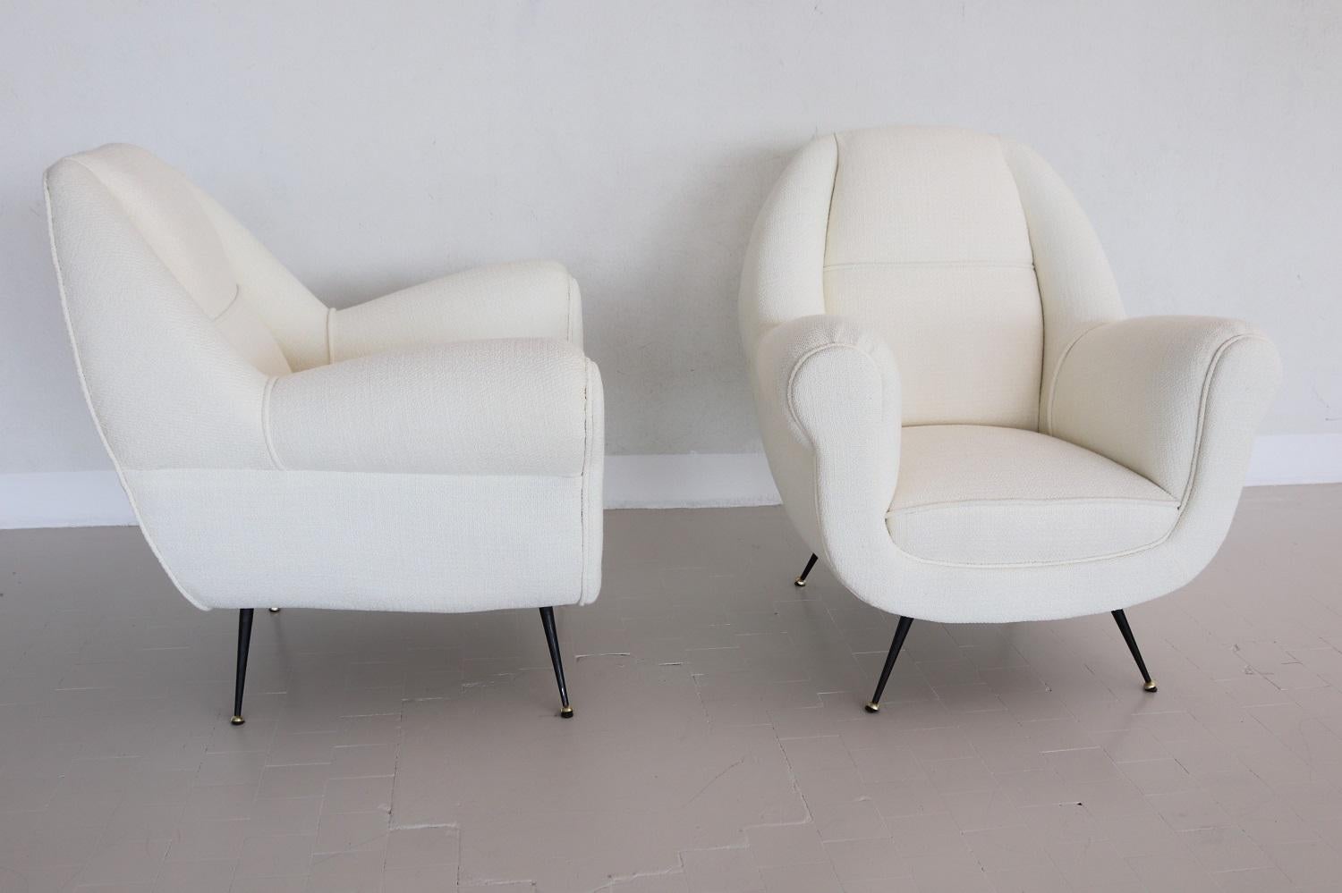Italian Midcentury Armchairs in White Upholstery and Brass Stiletto Feet, 1960s For Sale 5