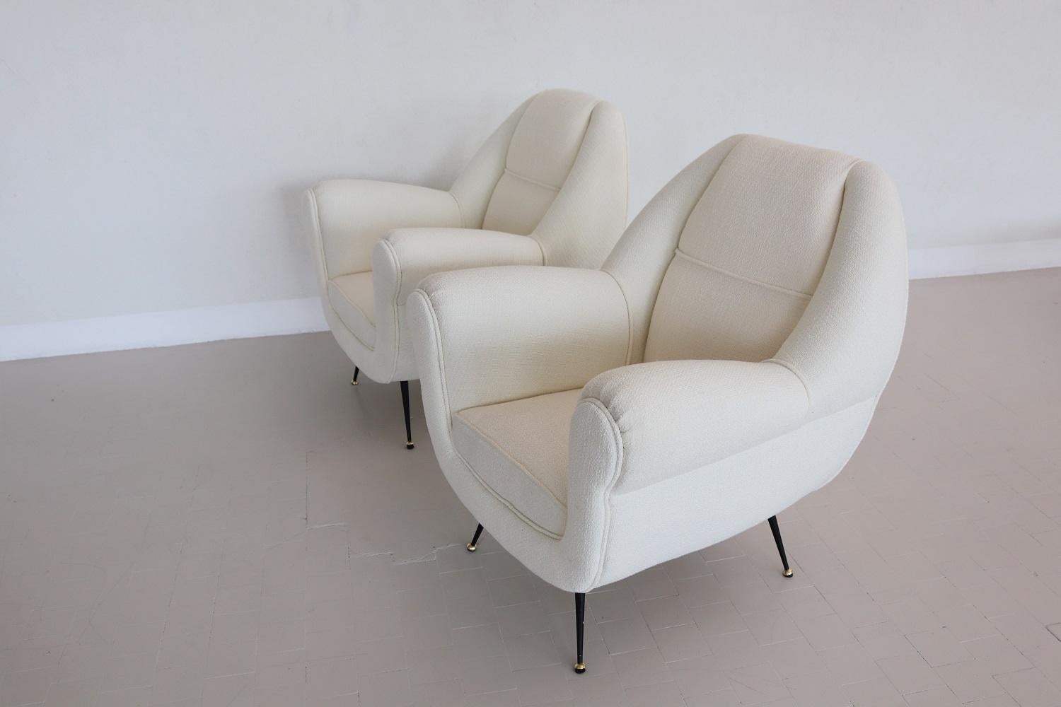 Italian Midcentury Armchairs in White Upholstery and Brass Stiletto Feet, 1960s For Sale 8