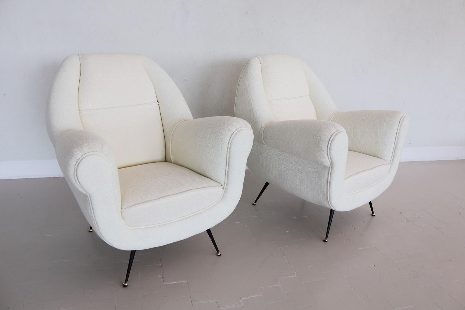 Italian Midcentury Armchairs in White Upholstery and Brass Stiletto Feet, 1960s For Sale 10