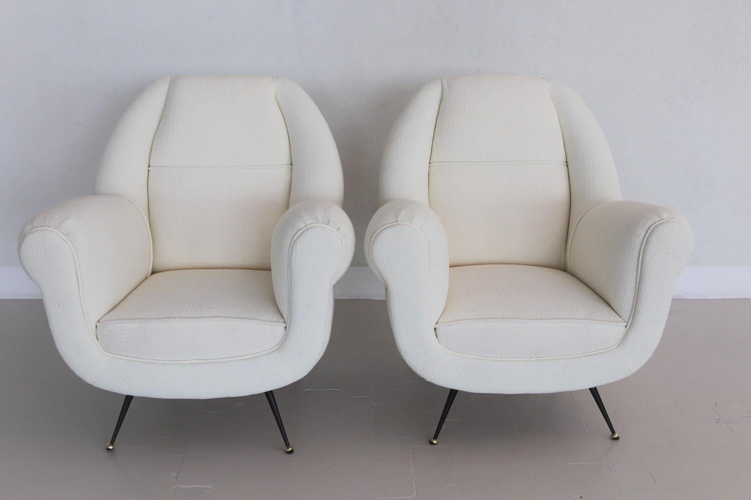 Magnifique et élégante paire de deux fauteuils ou chaises longues italiens originaux du milieu du siècle dernier, datant des années 1960, avec pieds stiletto en laiton.
Attribué à Design de Gigi Radice.
Entièrement restauré à l'intérieur avec des