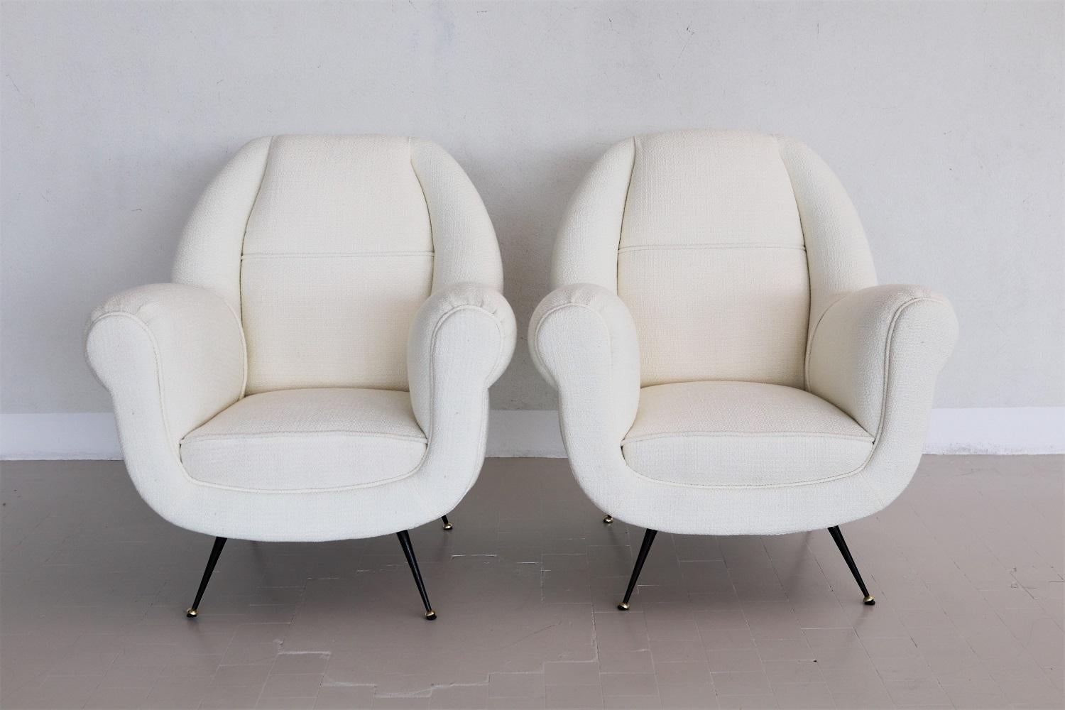 Italian Midcentury Armchairs in White Upholstery and Brass Stiletto Feet, 1960s In Good Condition For Sale In Morazzone, Varese