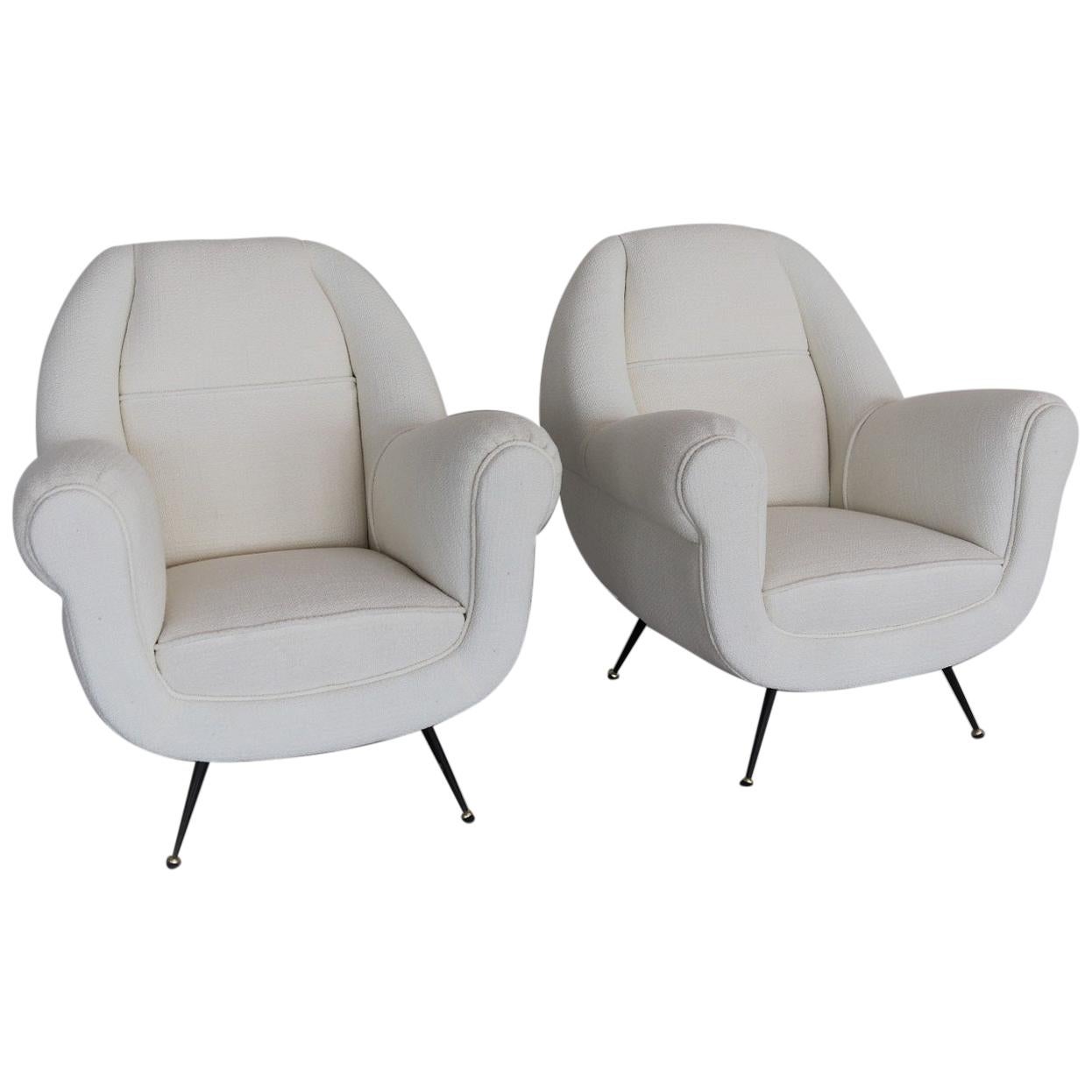 Italian Midcentury Armchairs in White Upholstery and Brass Stiletto Feet, 1960s For Sale