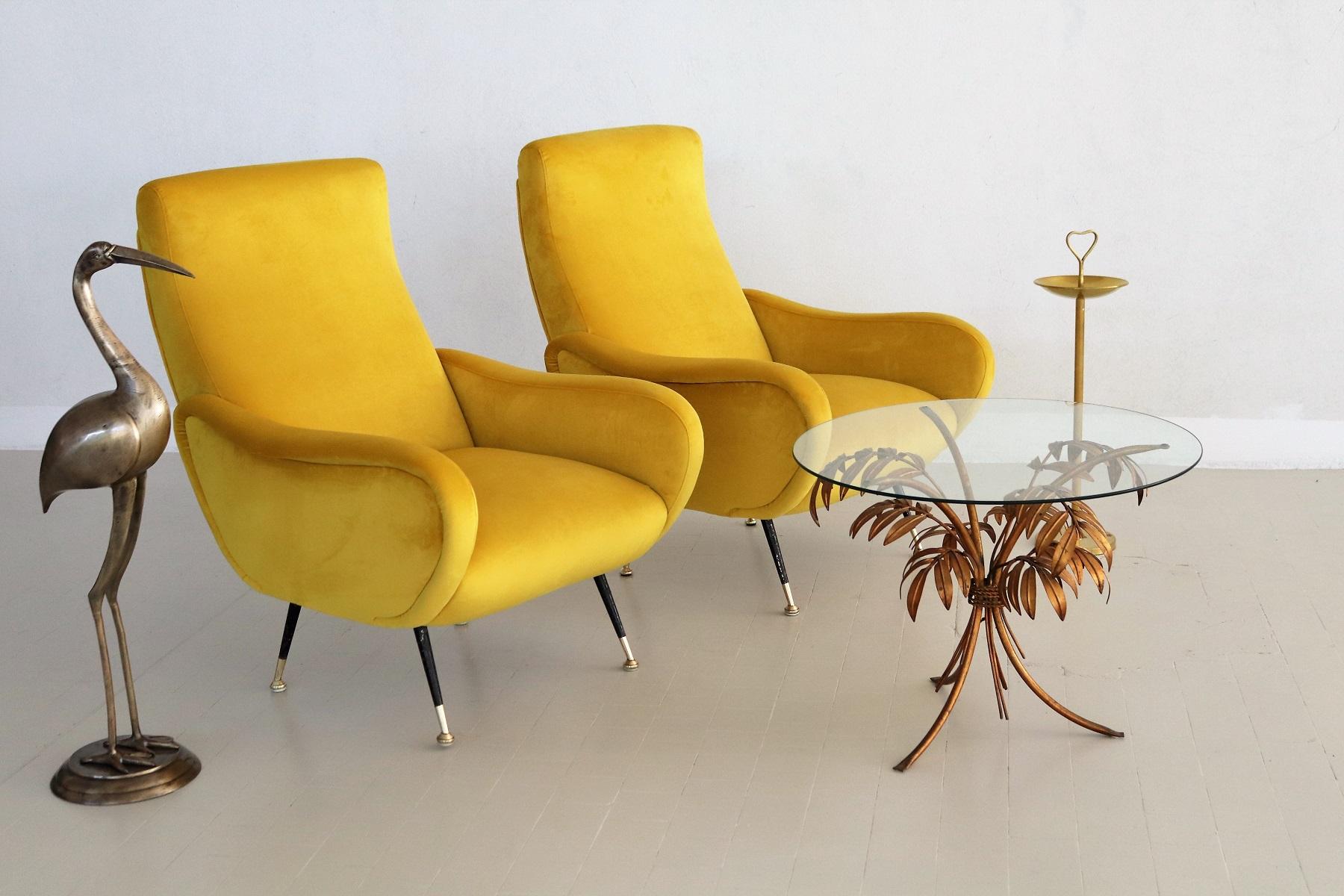 Fauteuils italiens vintage en velours jaune et pieds Stiletto en laiton, années 1950 9