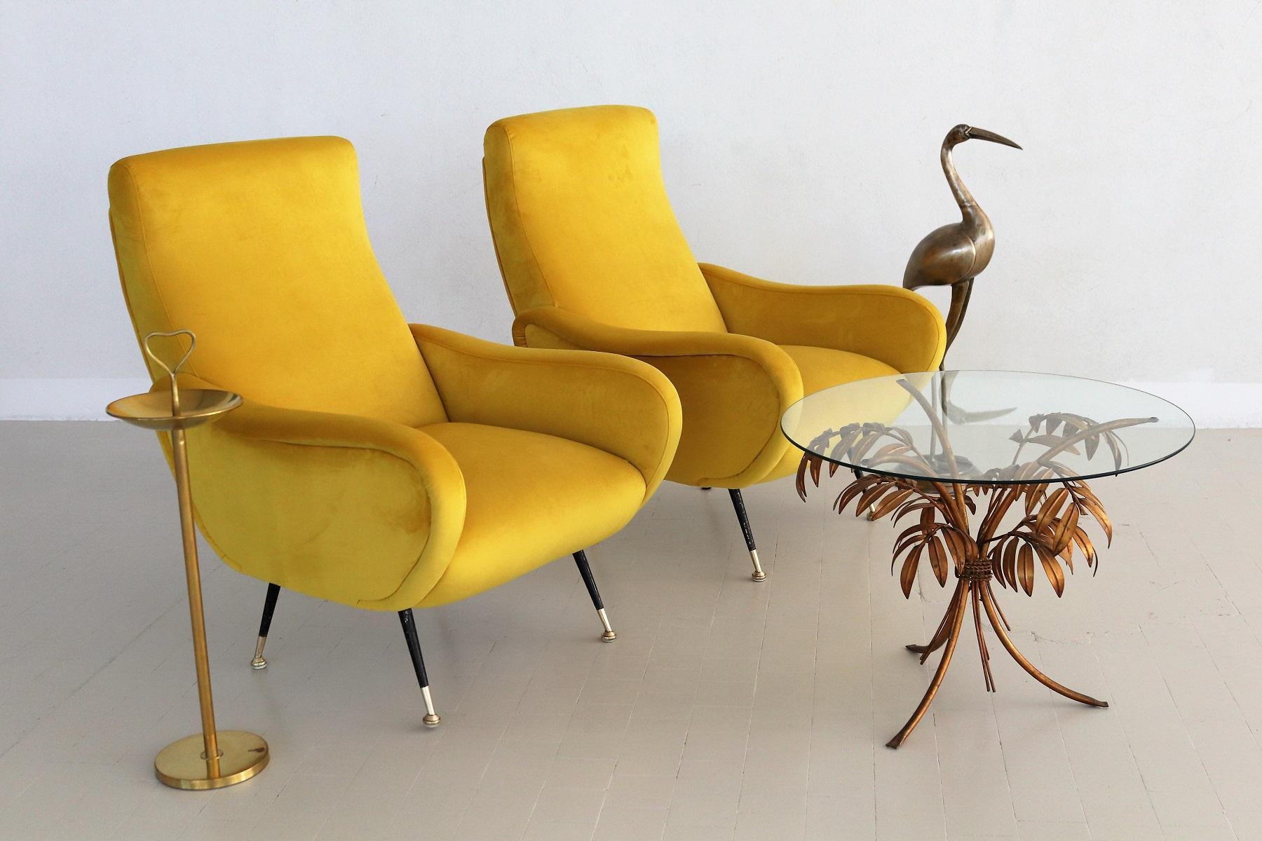 Milieu du XXe siècle Fauteuils italiens vintage en velours jaune et pieds Stiletto en laiton, années 1950