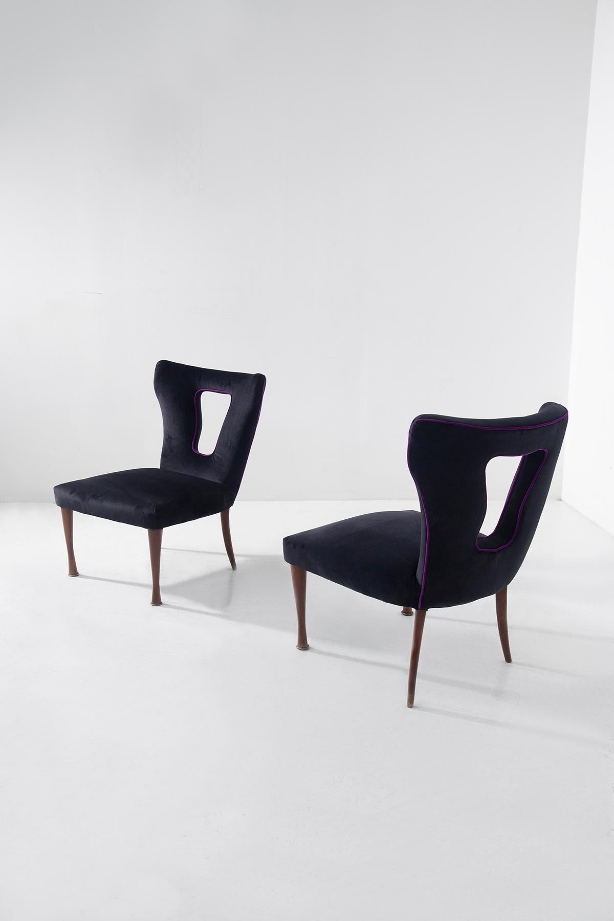 Stunning Pair of 1950s Italian Lounge Chairs in Black Velvet with Purple Piping – Sculptural Design & Glamorous Appeal
This exceptional pair of Italian armchairs from the 1950s combines sculptural elegance with bold decorative flair. Expertly