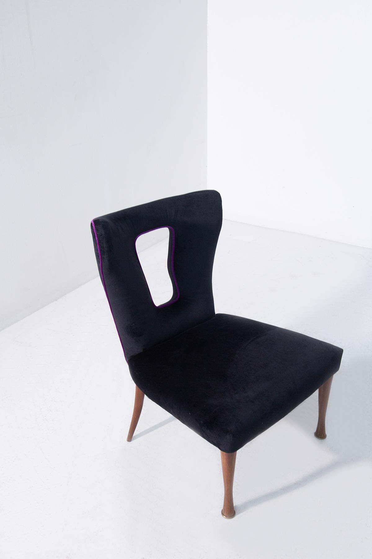 Mid-Century moderno Italian Vintage Armchairs Pair in Black Velvet, Wood and Brass in vendita
